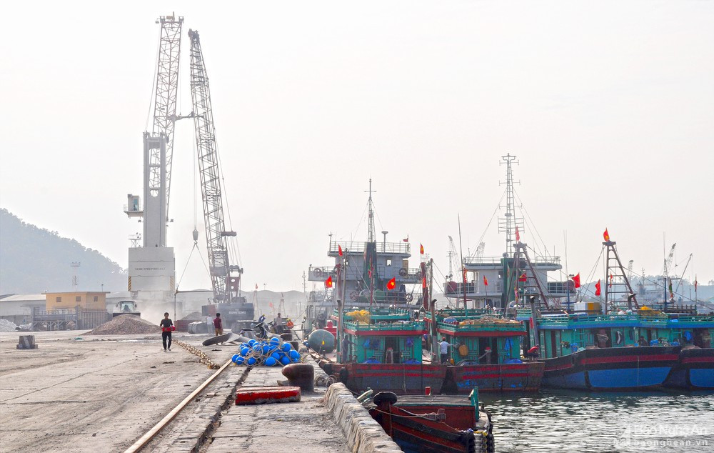 Hoạt động vận chuyển hàng hóa bằng đường thủy ở Nghệ An ảnh tư liệu.
