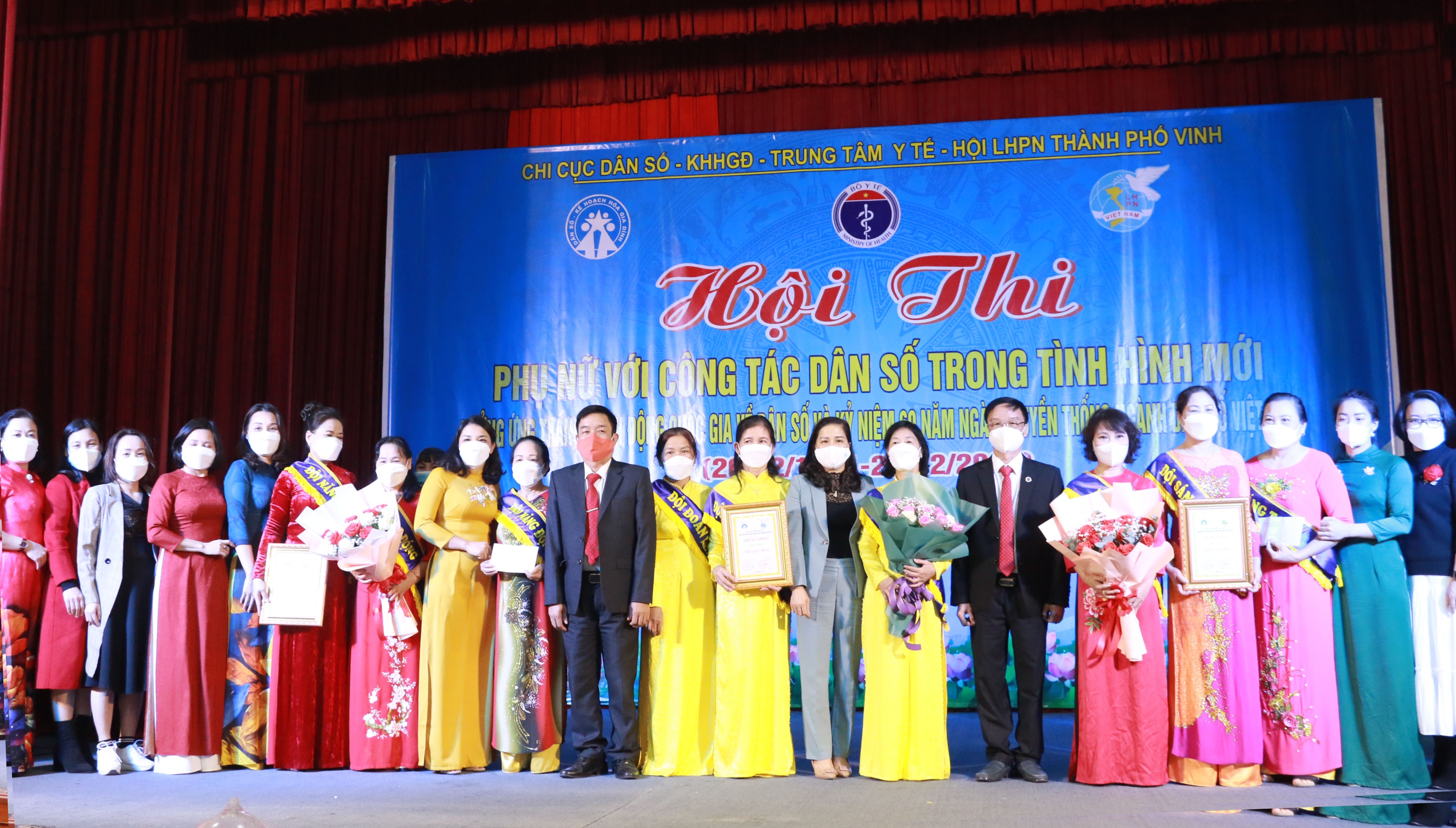 Ông Nguyễn Bá Tân - Chi cục trưởng Chi cục Dân số - KHHGĐ và ban tổ chức trao giải cho các đội tuyển. Ảnh: MH.jpeg