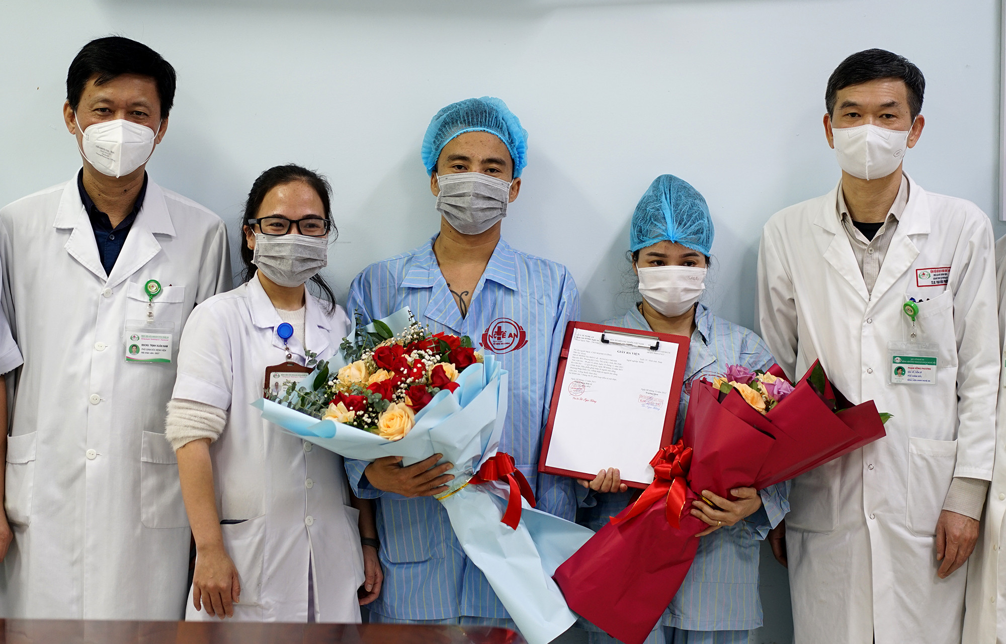 Ban Giám đốc Bệnh viện HNĐK Nghệ An chúc mừng bệnh nhân khỏi bệnh, xuất viện. Ảnh: Hoàng Linh