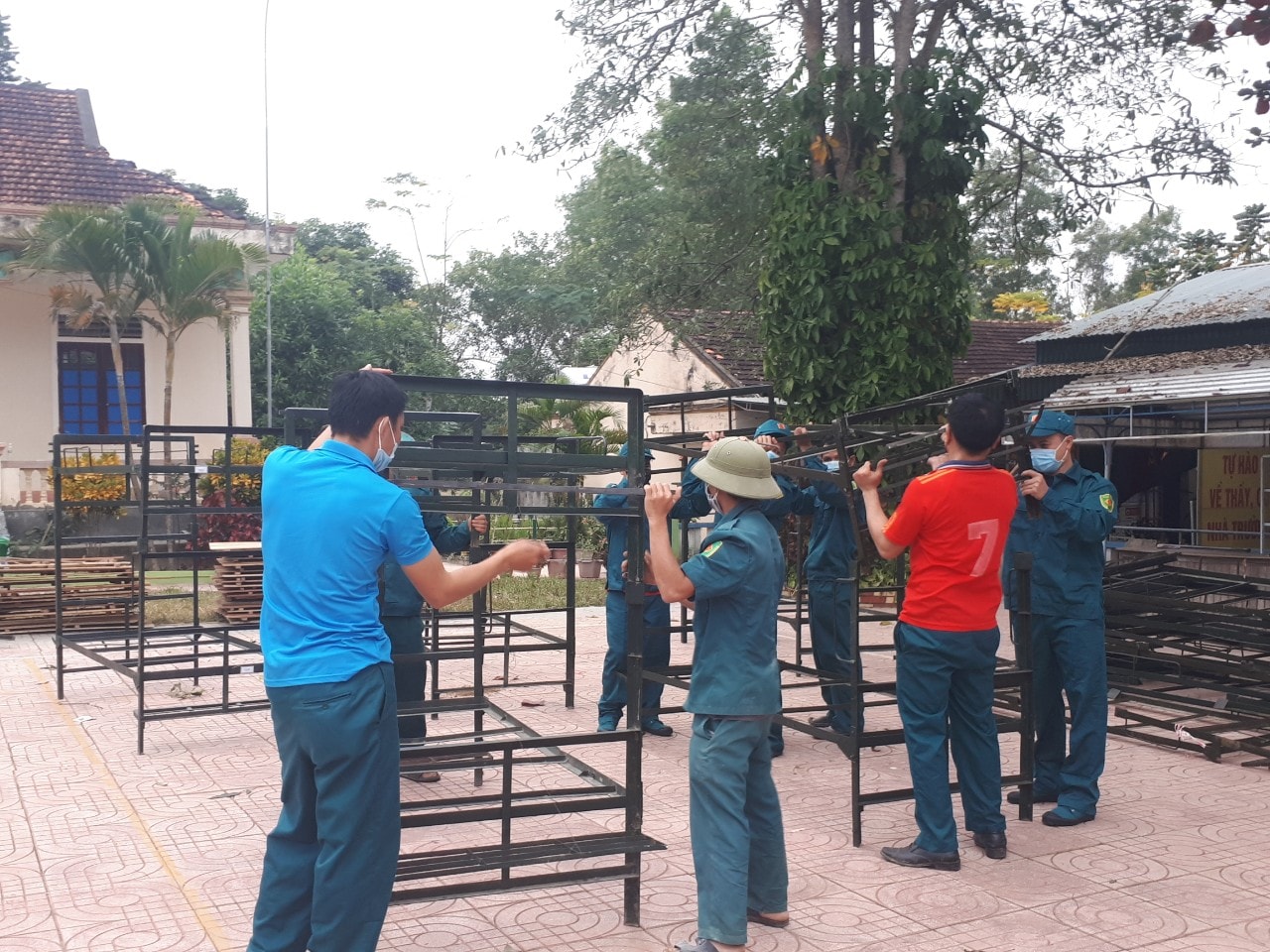 Công tác chuẩn bị cho khu điều trị bệnh bệnh nhân Covid 19. Ảnh Bá Hậu