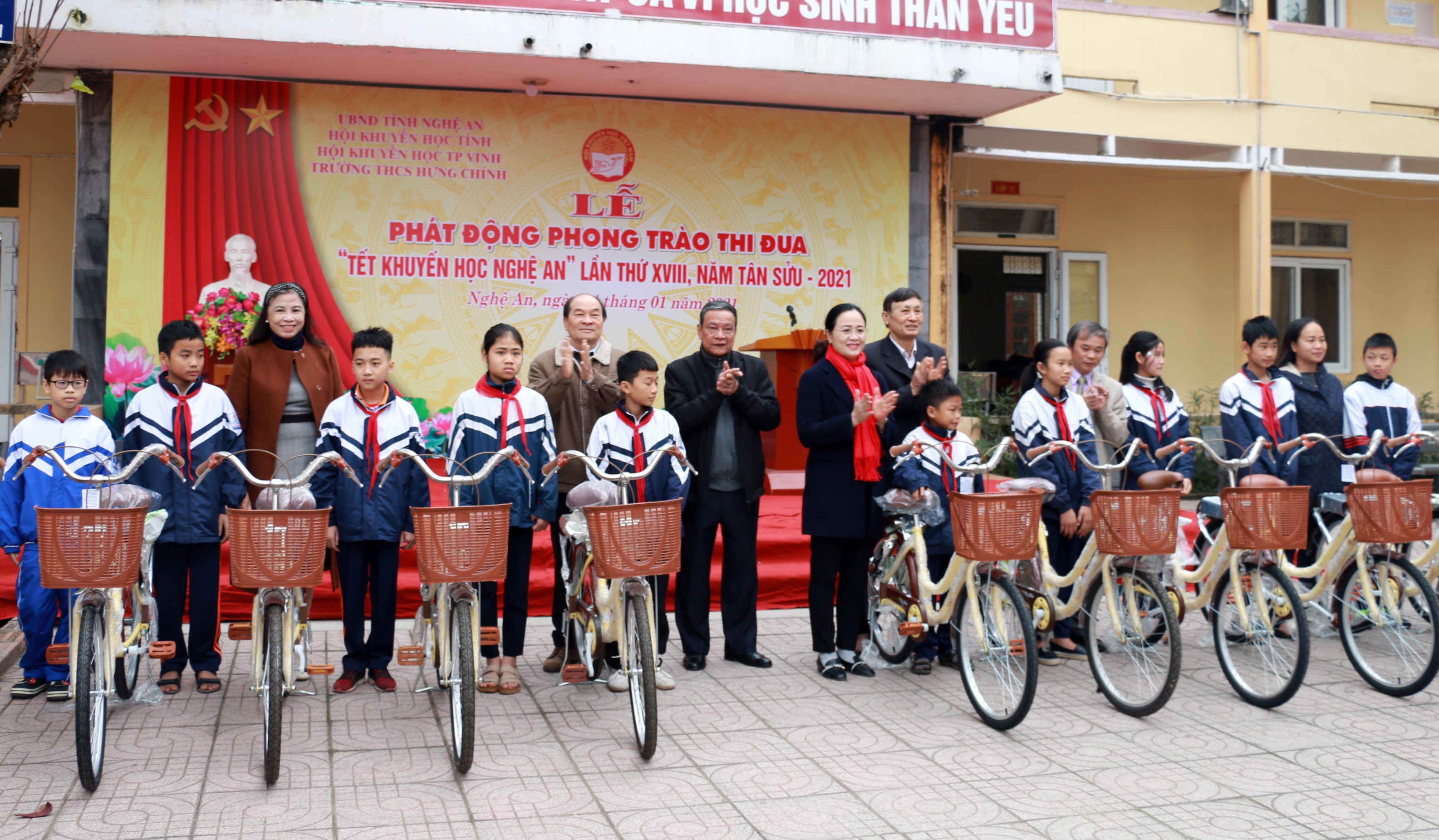 Tiến sỹ Trần Xuân Bí và Hội Khuyến học tỉnh trao quà hỗ trợ cho học sinh nhần lễ phát động Tết khuyến học năm 2021. Ảnh: MH