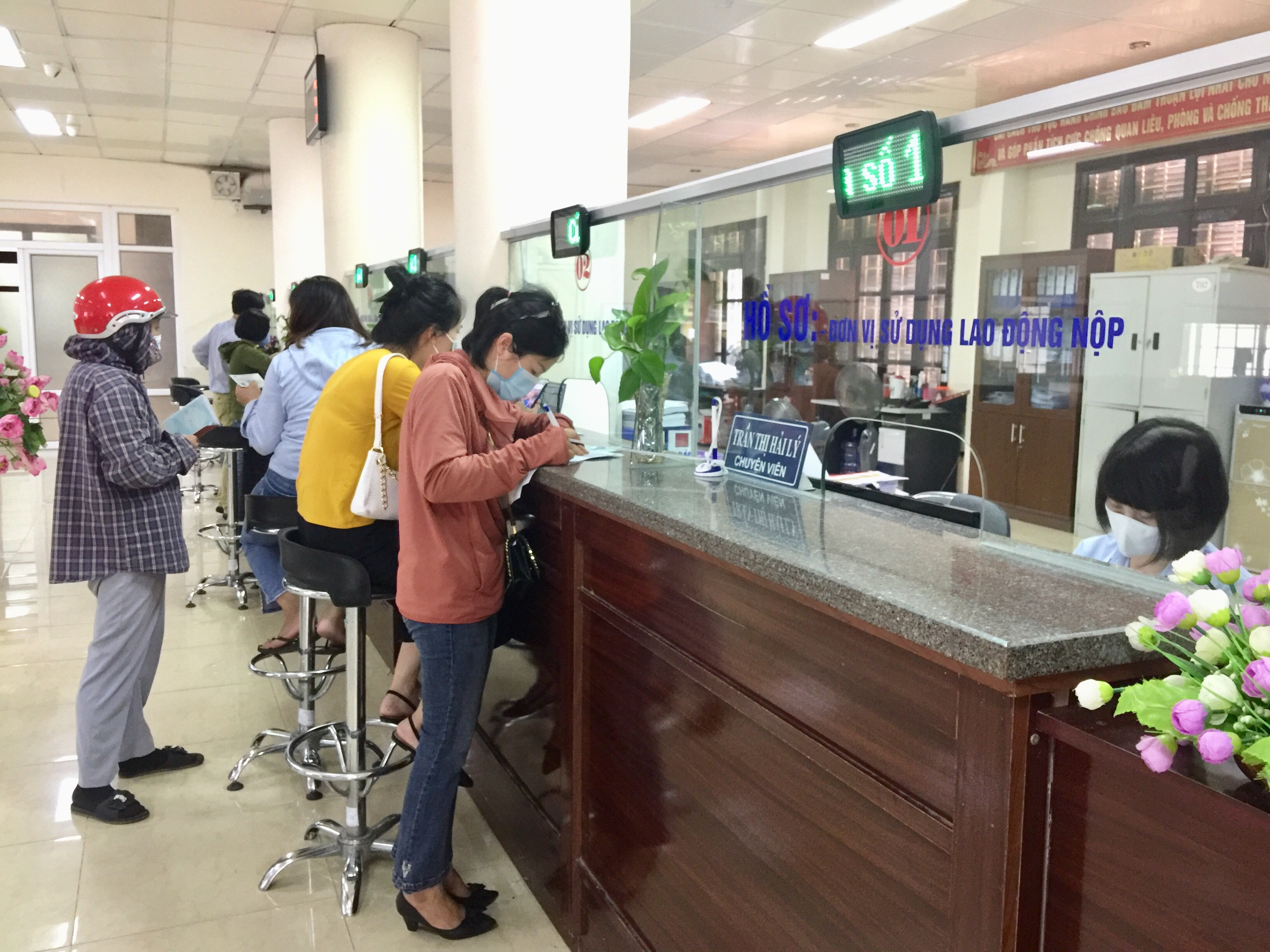 Lao động thất nghiệp hồi hương làm hồ sơ nhận chi trả chế độ tài BHXH tỉnh. Ảnh: Nguyễn Hải