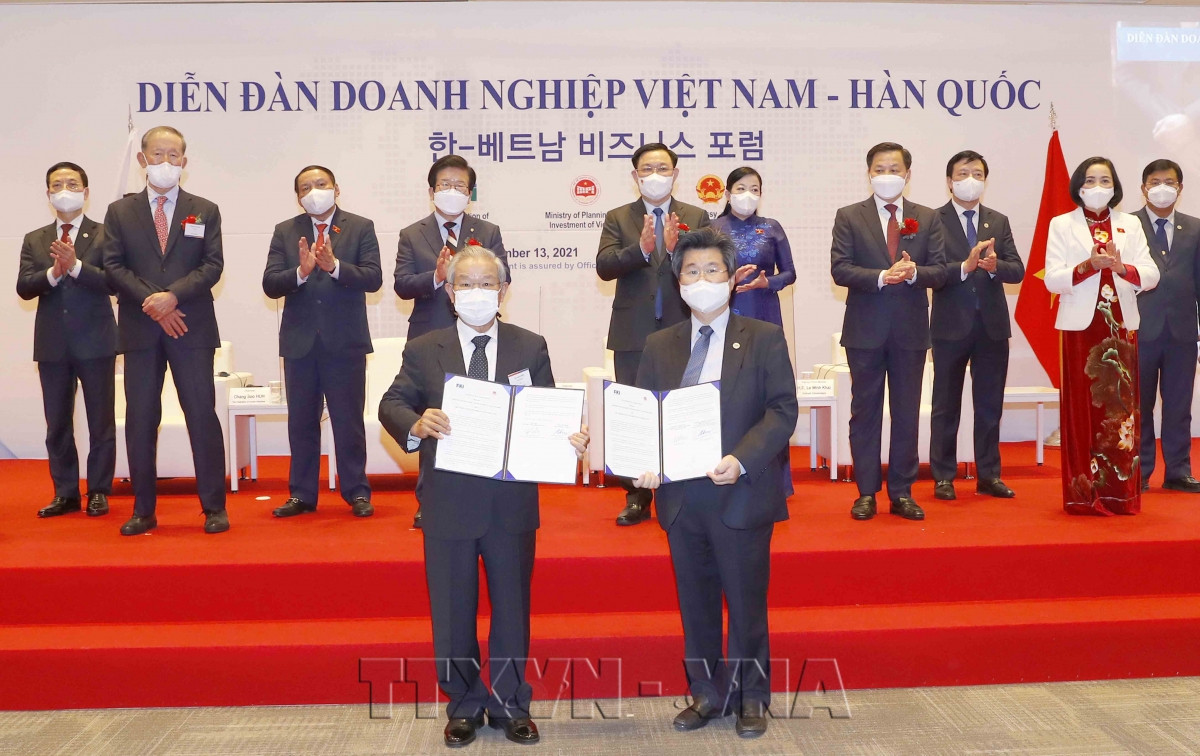 Các địa phương trao giấy chứng nhận đăng ký đầu tư và thỏa thuận hợp tác với các doanh nghiệp của Hàn Quốc.