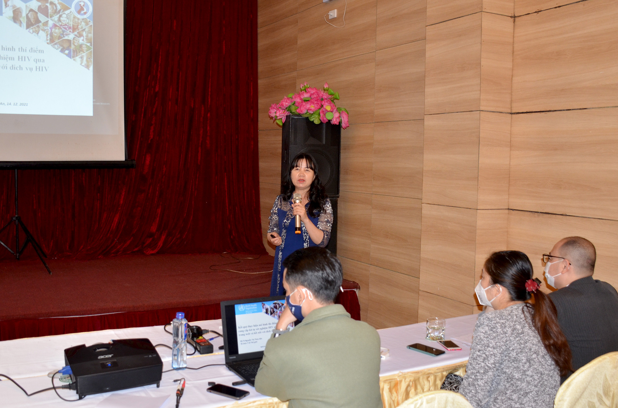 Đại diện văn phòng WHO tại Việt Nam đã đánh giá cao hoạt động triển khai mô hình cung cấp test tự xét nghiệm HIV thông qua trang Web do Nghệ An thực hiện. Ảnh: Thành Chung
