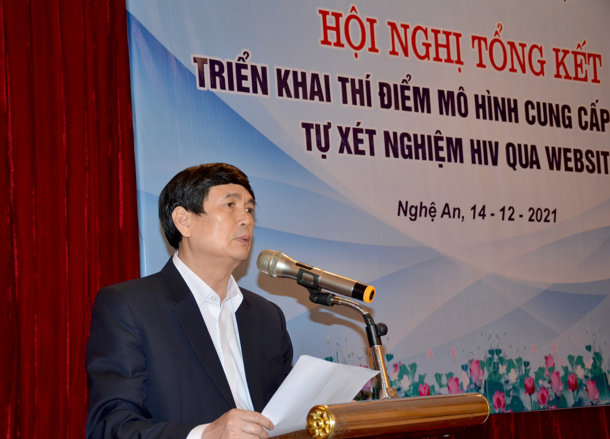 Tiến sĩ Nguyễn Văn Định - Giám đốc Trung tâm Kiểm soát Bệnh tật Nghệ An khai mạc hội nghị. Ảnh: Thành Chung