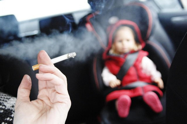 Trẻ ảnh hưởng khói thuốc lá sẽ kém phát triển và mắc nhiều bệnh tật. Ảnh Minh họa