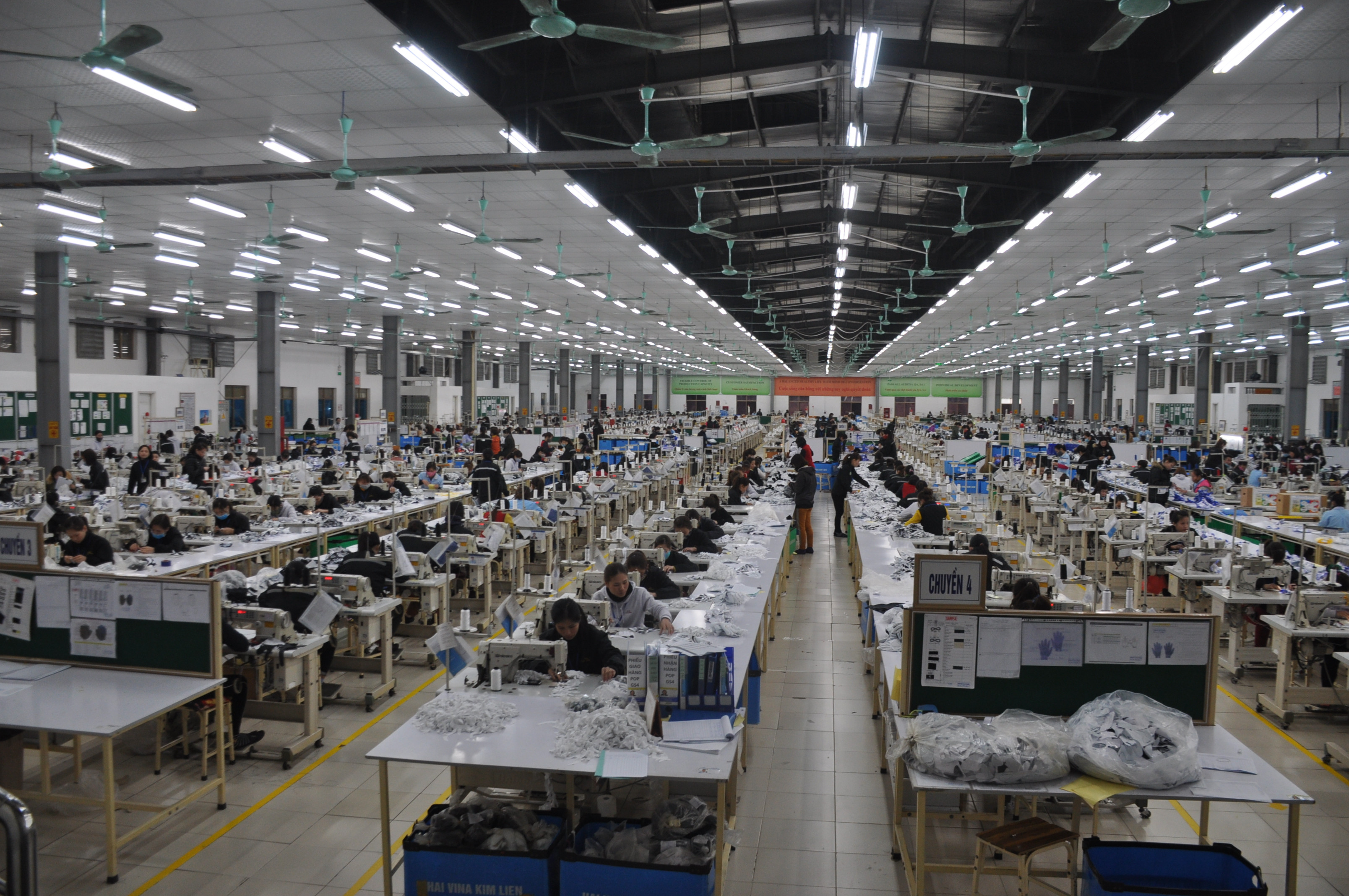 Dệt may là ngành giải quyết nhiều việc làm cho người lao động. Trong ảnh: Sản xuất tại nhà máy may HaiVina Kim Liên, Nam Đàn. Ảnh Việt Phương
