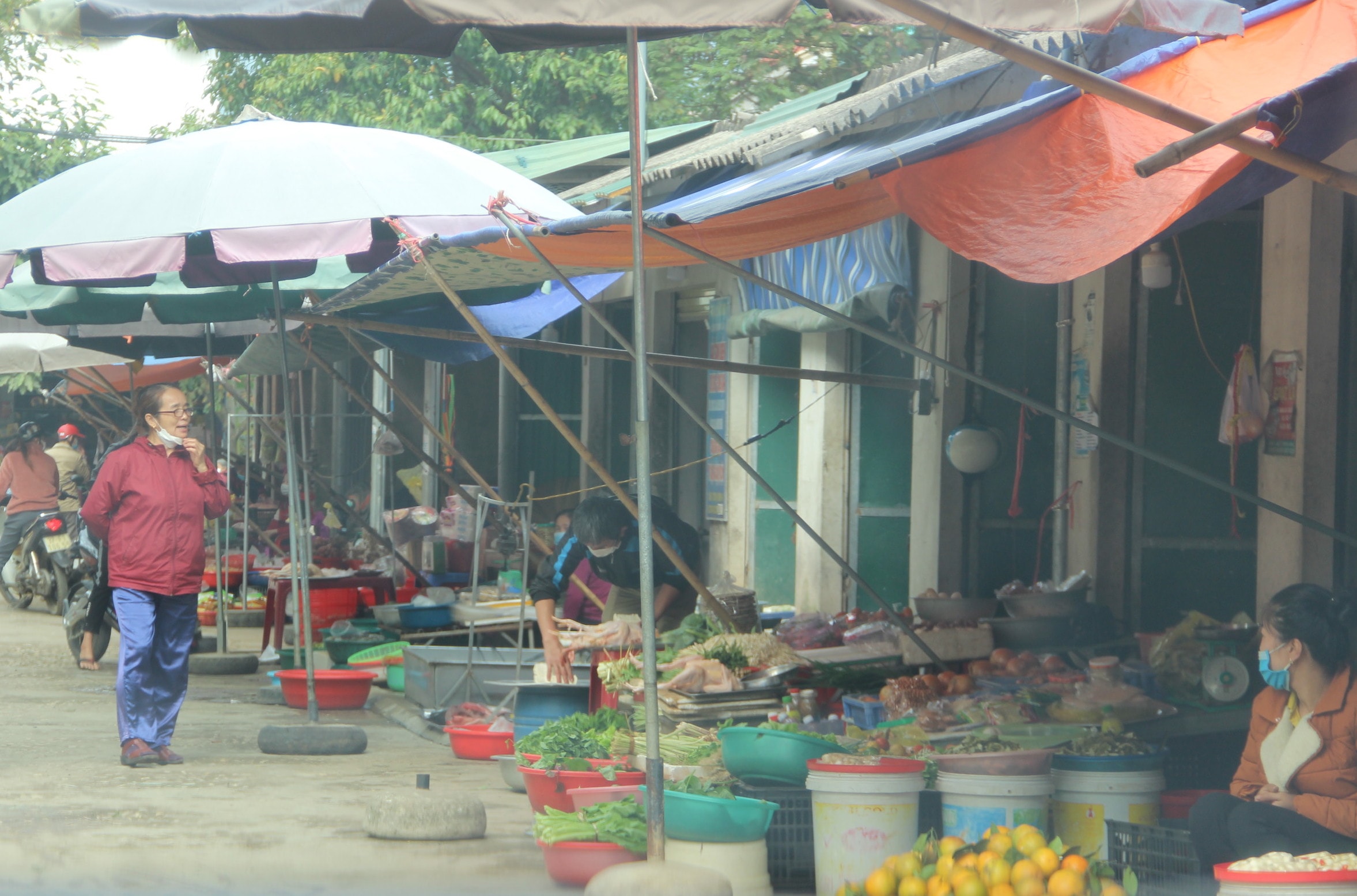 Các dãy ki ốt do của Trung tâm thương mại Quế Phong cho tiểu thương thuê 