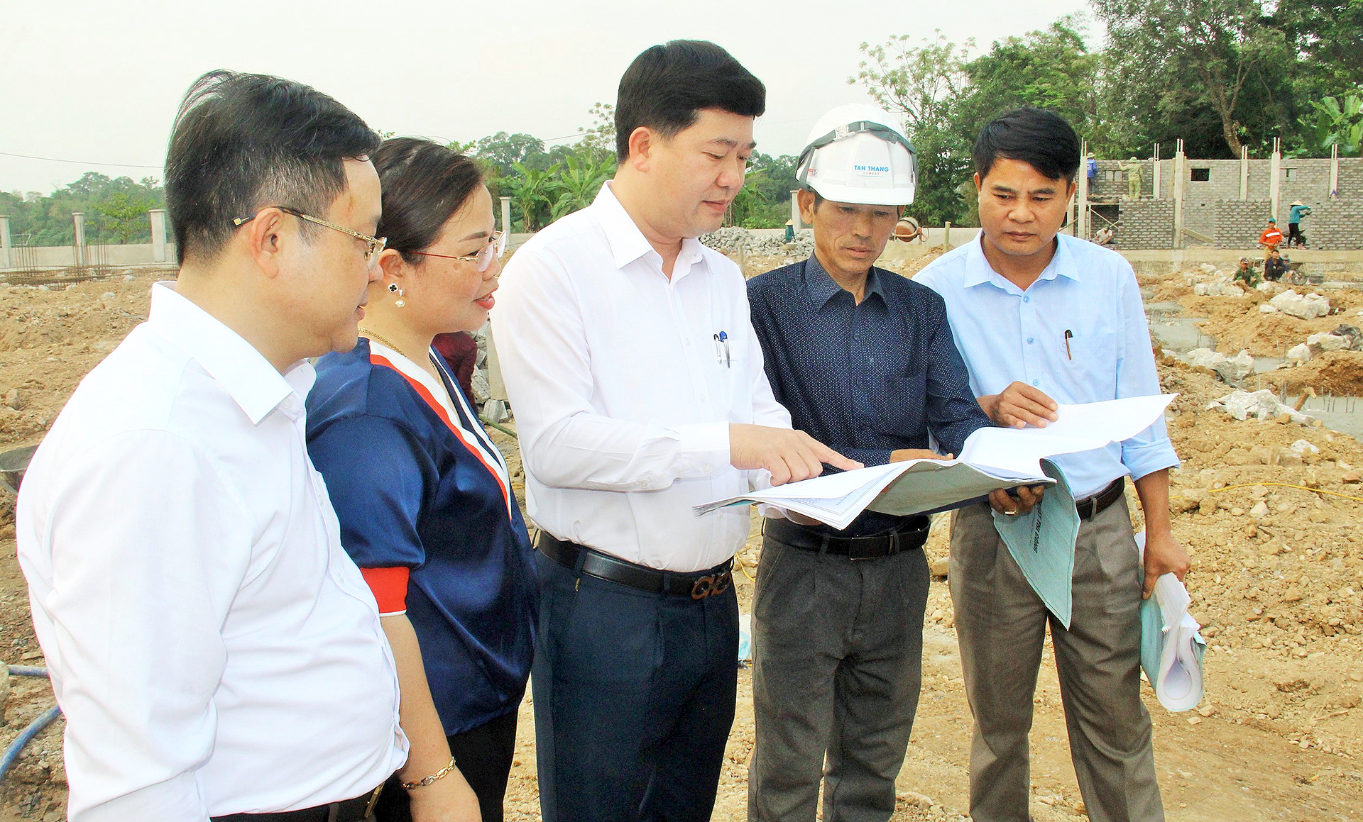 Đồng chí Nguyễn Hữu Sáng – Ủy viên BCH Đảng bộ tỉnh, Bí thư Huyện ủy, Chủ tịch HĐND huyện Anh Sơn kiểm tra kiểm tra dự án đầu tư trên địa bàn.