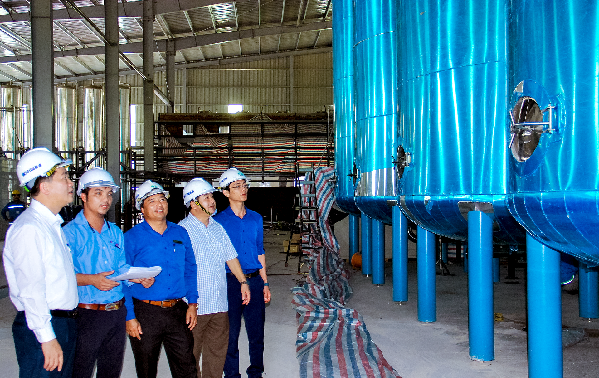 Lãnh đạo huyện Anh Sơn thăm Nhà máy chế biến Đường Glucose lỏng. Ảnh: Hoàng Vĩnh