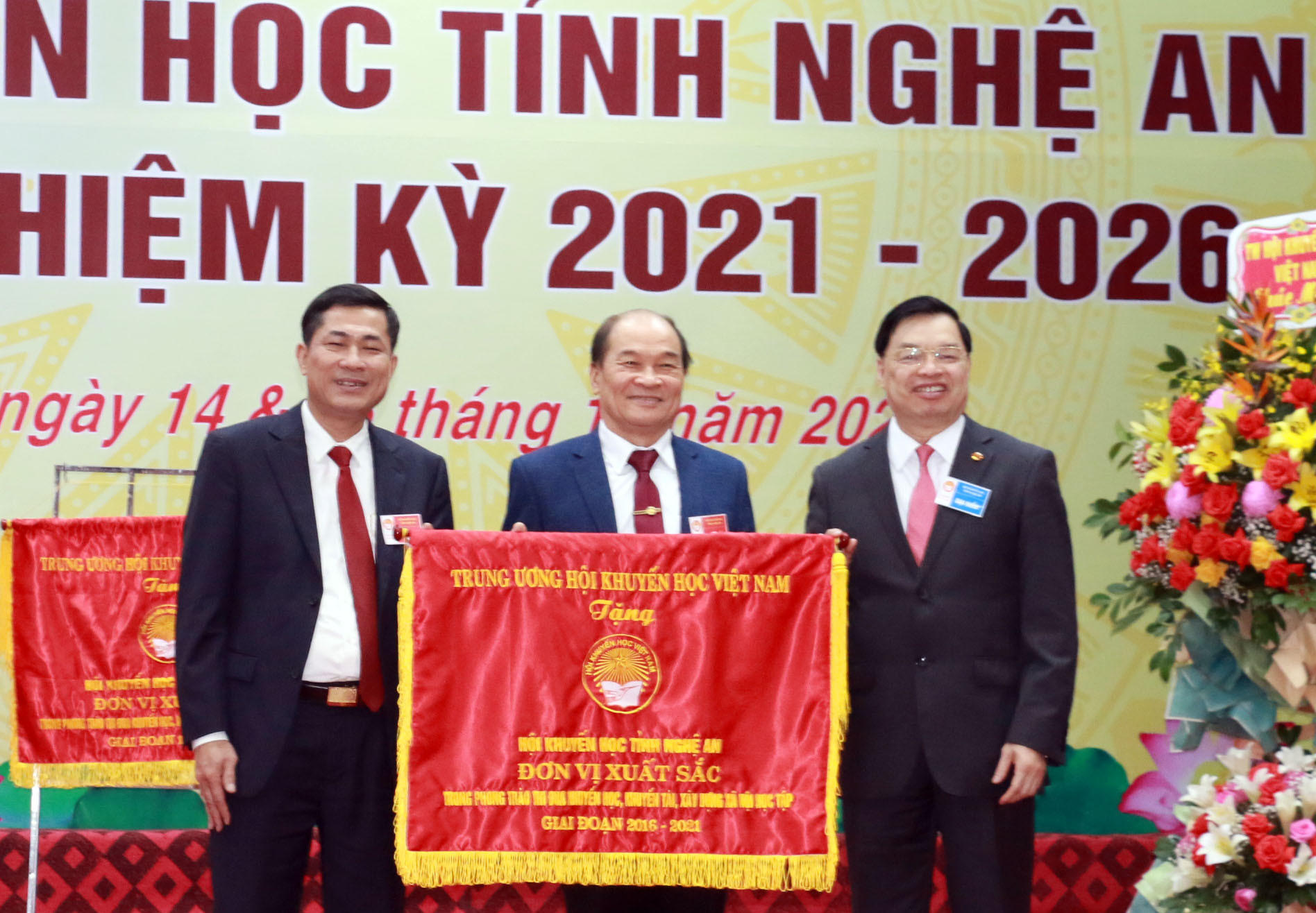 Đồng chí Lê Mạnh Hùng tặng cờ thi đua cho Hội Khuyến học tỉnh. Ảnh: MH