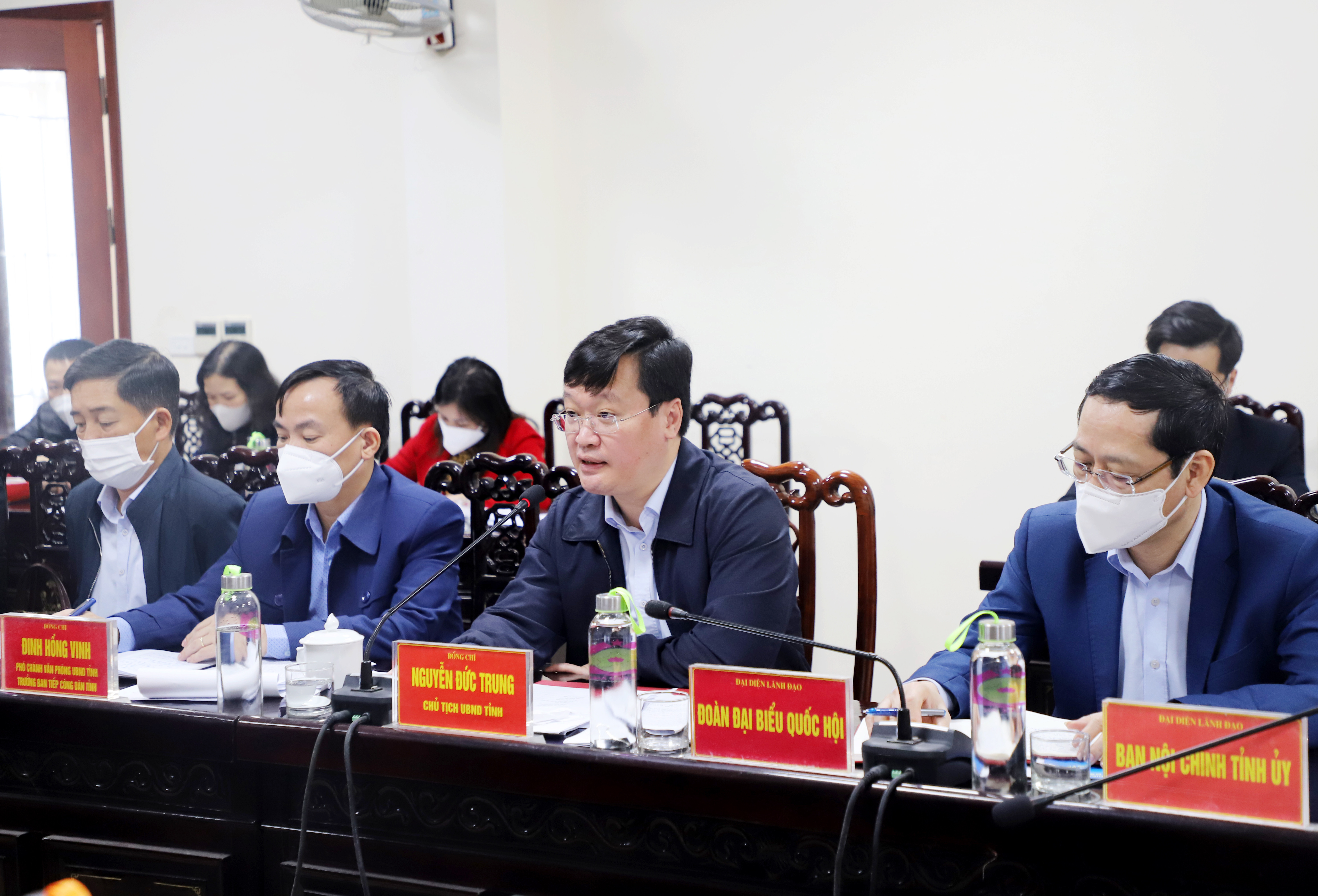 Đồng chí Nguyễn Đức Trung - Chủ tịch UBND tỉnh kết luận hướng giải quyết vụ việc. Ảnh: Phạm Bằng