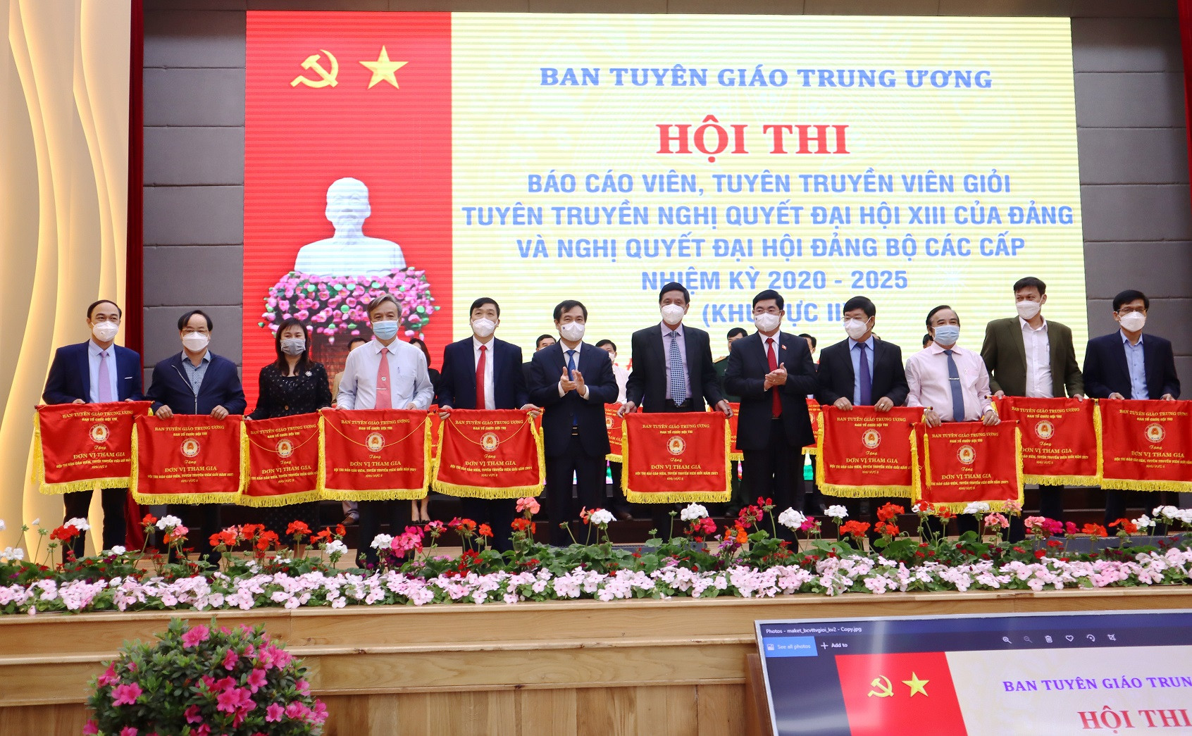 Ban tổ chức tặng cờ lưu niệm cho các đơn vị tham gia Hội thi. Ảnh Trần Đại Nghĩa