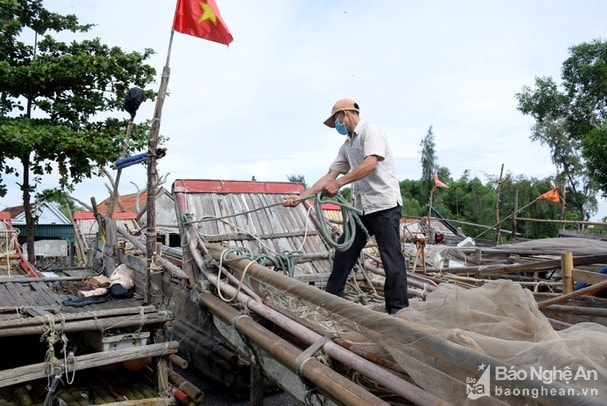 Ngư dân Diễn Châu neo tàu thuyền ứng phó với bão sắp đổ bộ. Ảnh Tư liệu BNA