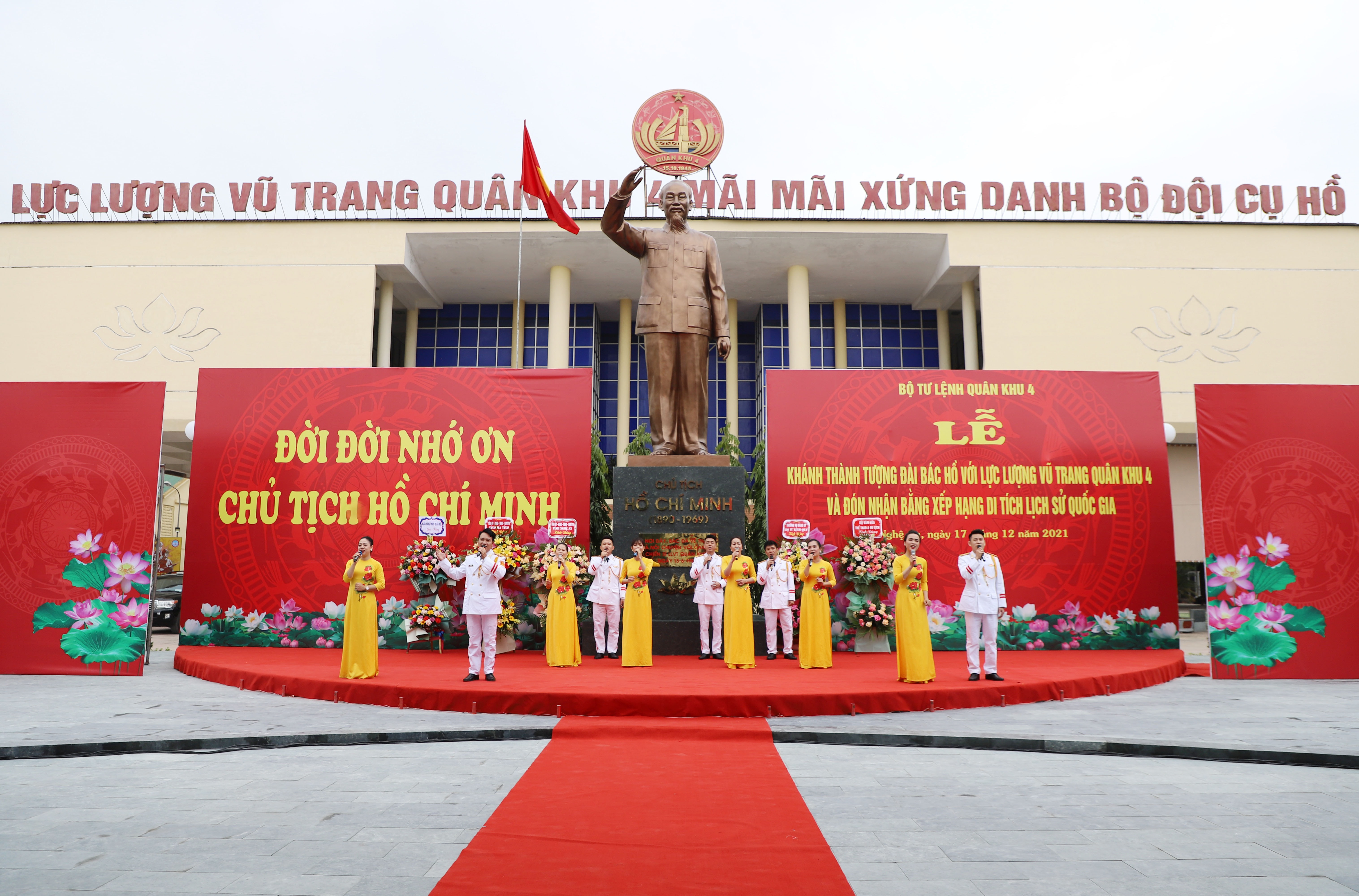 Chương trình nghệ thuật chào ừng buỗi lễ. Ảnh: Phạm Bằng