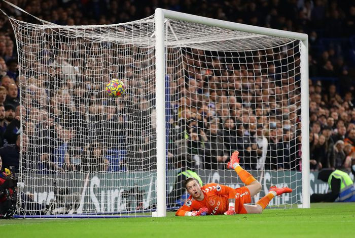Trong những phút còn lại của trận đấu, Pickford giúp Everton trụ vững trước sức ép từ chủ nhà. Thủ môn người Anh có ngày thi đấu xuất sắc với 9 pha cứu thua trong 90 phút.