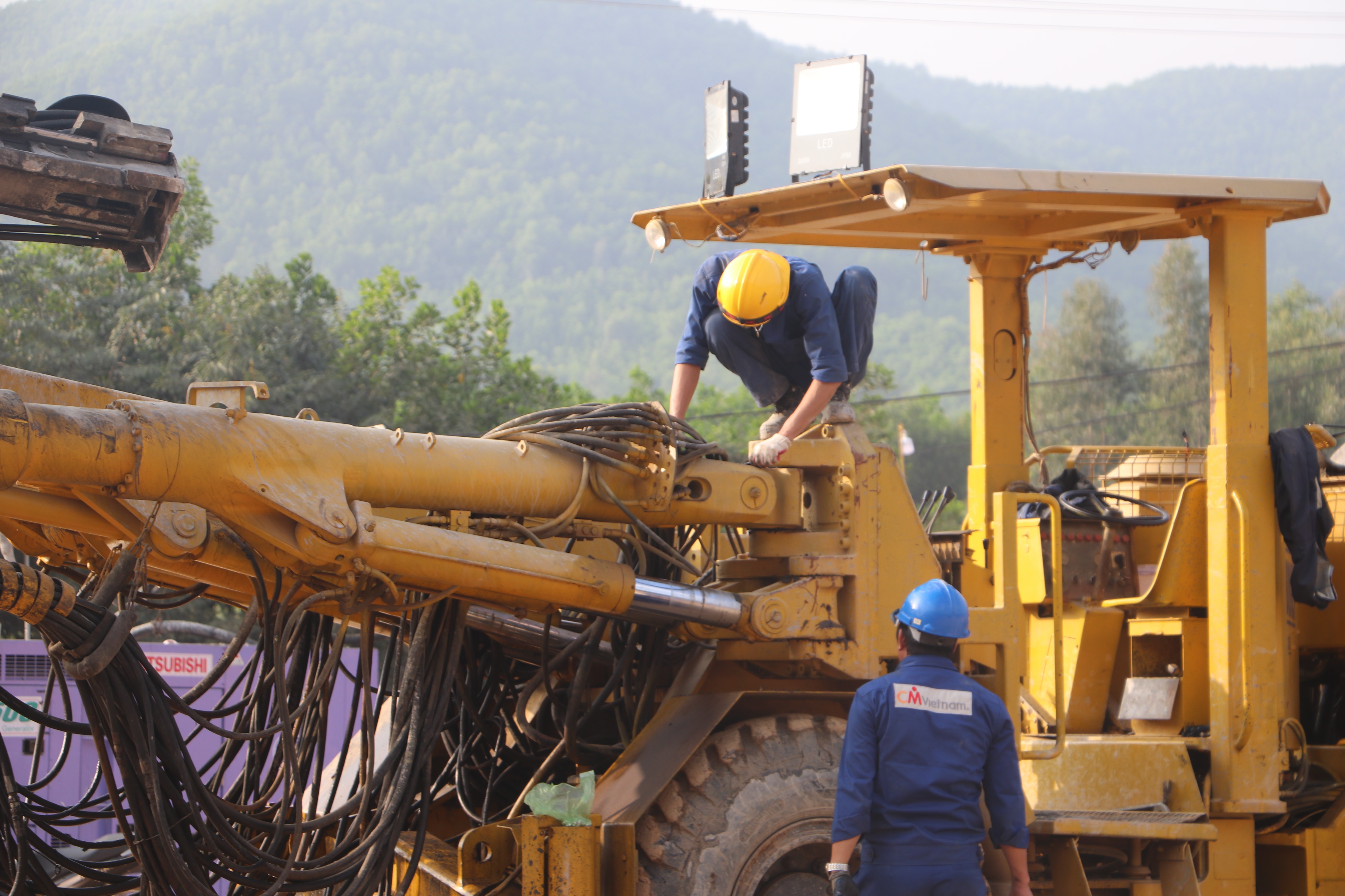 Để đảm bảo tiến độ thi công, máy móc, thiết bị đều được sửa chữa, bảo dưỡng ngay trên công trường. Ảnh: Trân Châu