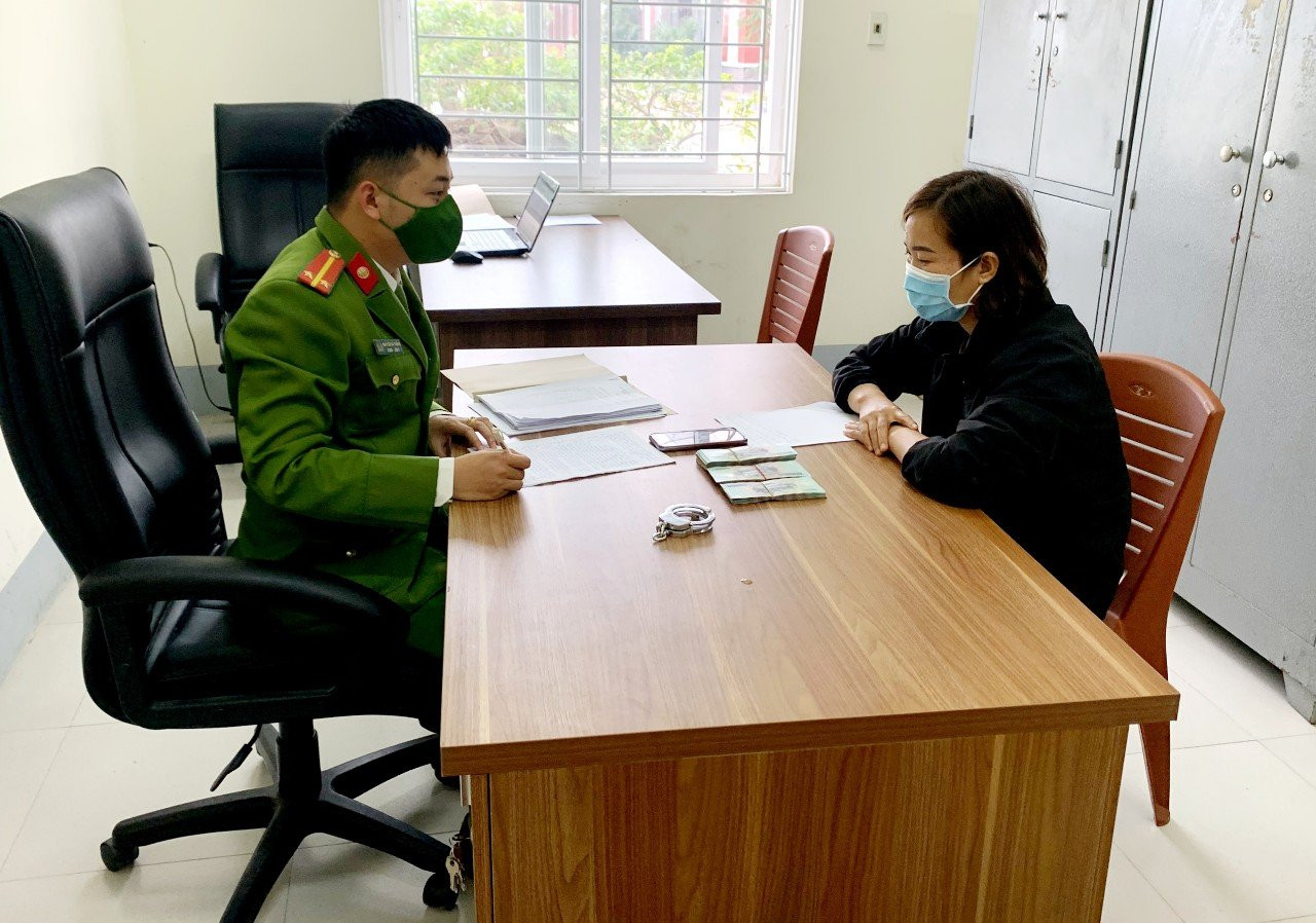 Cán bộ Công an thị xã Hoàng Mai lấy lời khai đối tượng Cao Thị Thu Hiền 