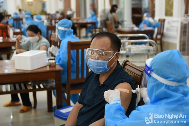 Tiêm vắc-xin phòng Covid-19 ở Nghệ An. Ảnh: Tiến Hùng