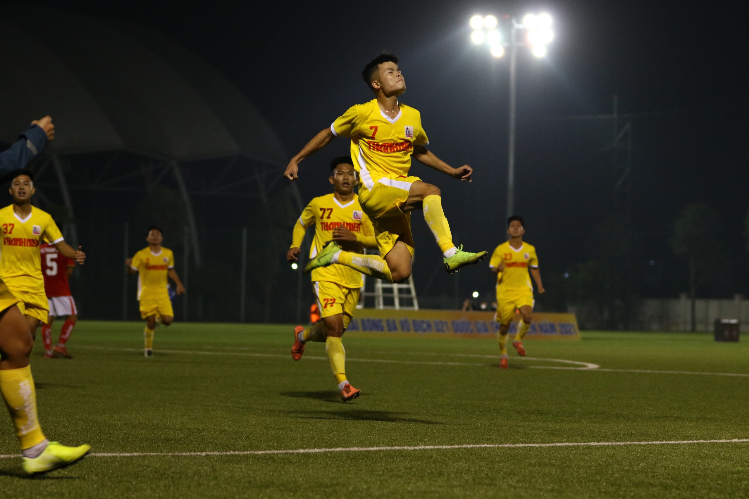 Trần Mạnh Quỳnh ghi bàn thắng gỡ hòa 1-1 cho U21 SLNA. Ảnh: PV