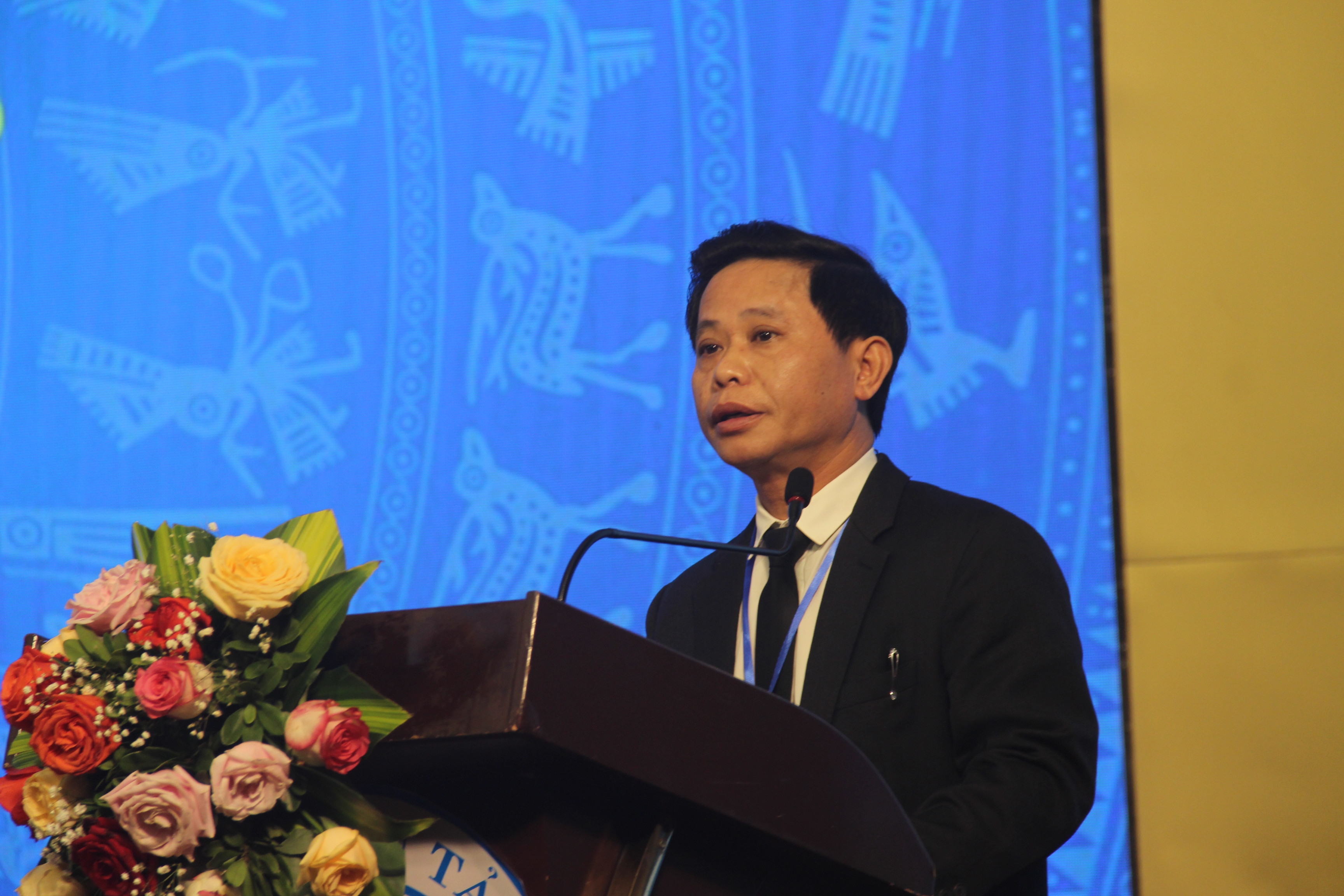 Ông Nguyễn Đàm Văn báo cáo hoạt động của Hiệp hội Vận tải ô tô Nghệ An nhiệm kỳ qua. Ảnh: Ngọc Khánh