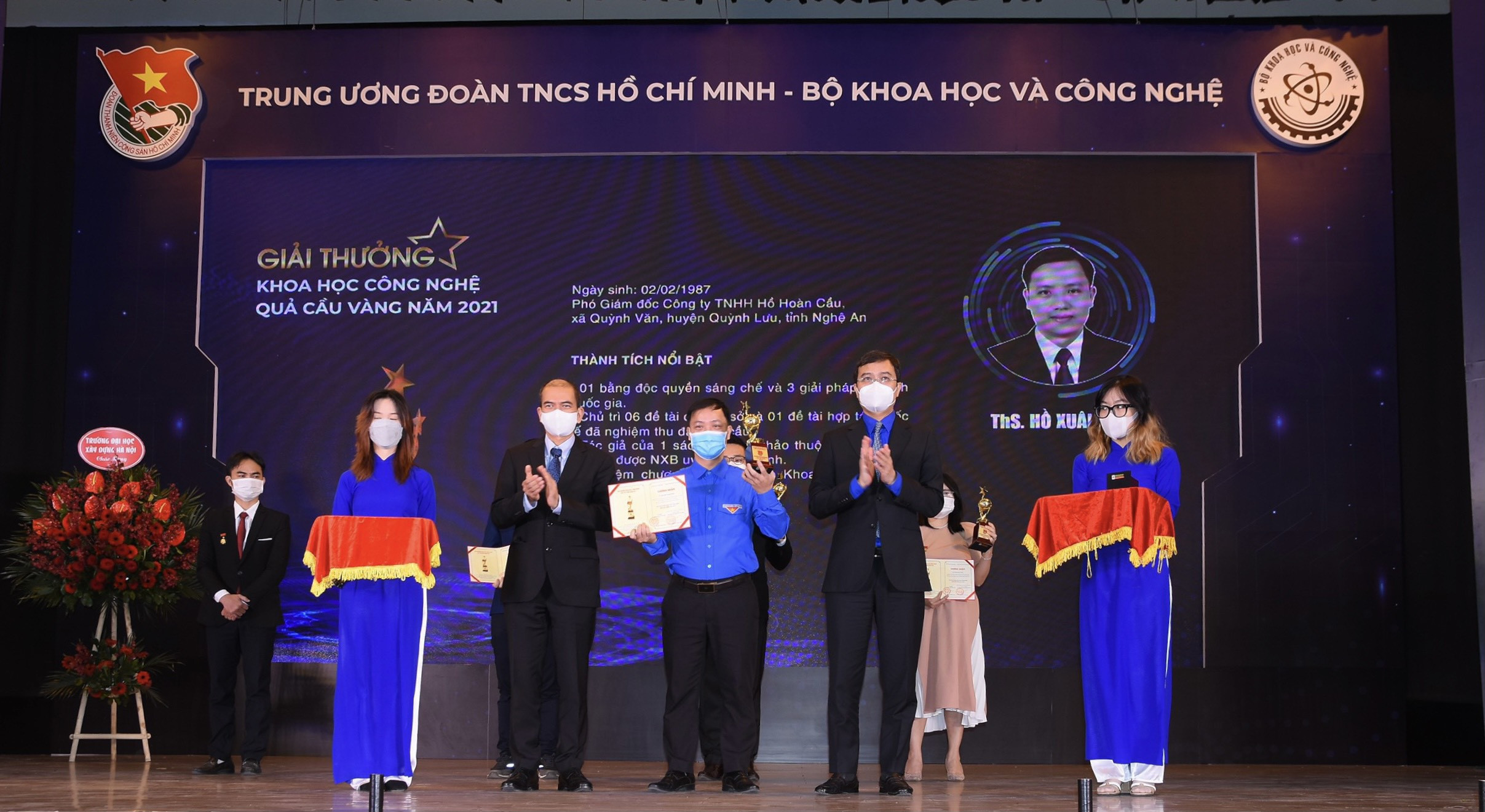 Anh Hồ Xuân Vinh tại Lễ trao Giải thưởng Khoa học công nghệ Quả Cầu Vàng năm 2021. Ảnh Trần Tú