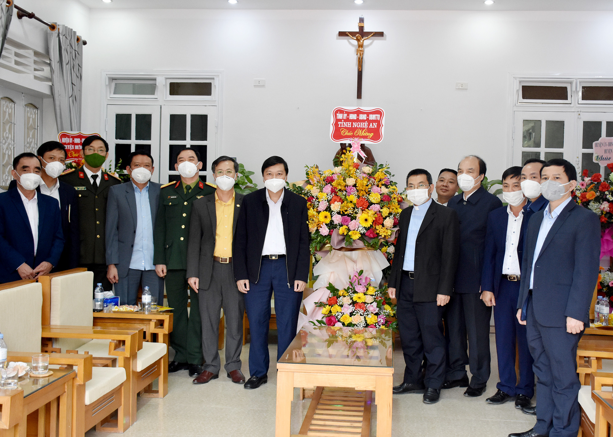 đồng chí Lê Hồng Vinh - Ủy viên Ban Thường vụ Tỉnh ủy, Phó Chủ tịch Thường trực UBND tỉnh tặng hoa chúc mừng Ảnh: Công Kiên