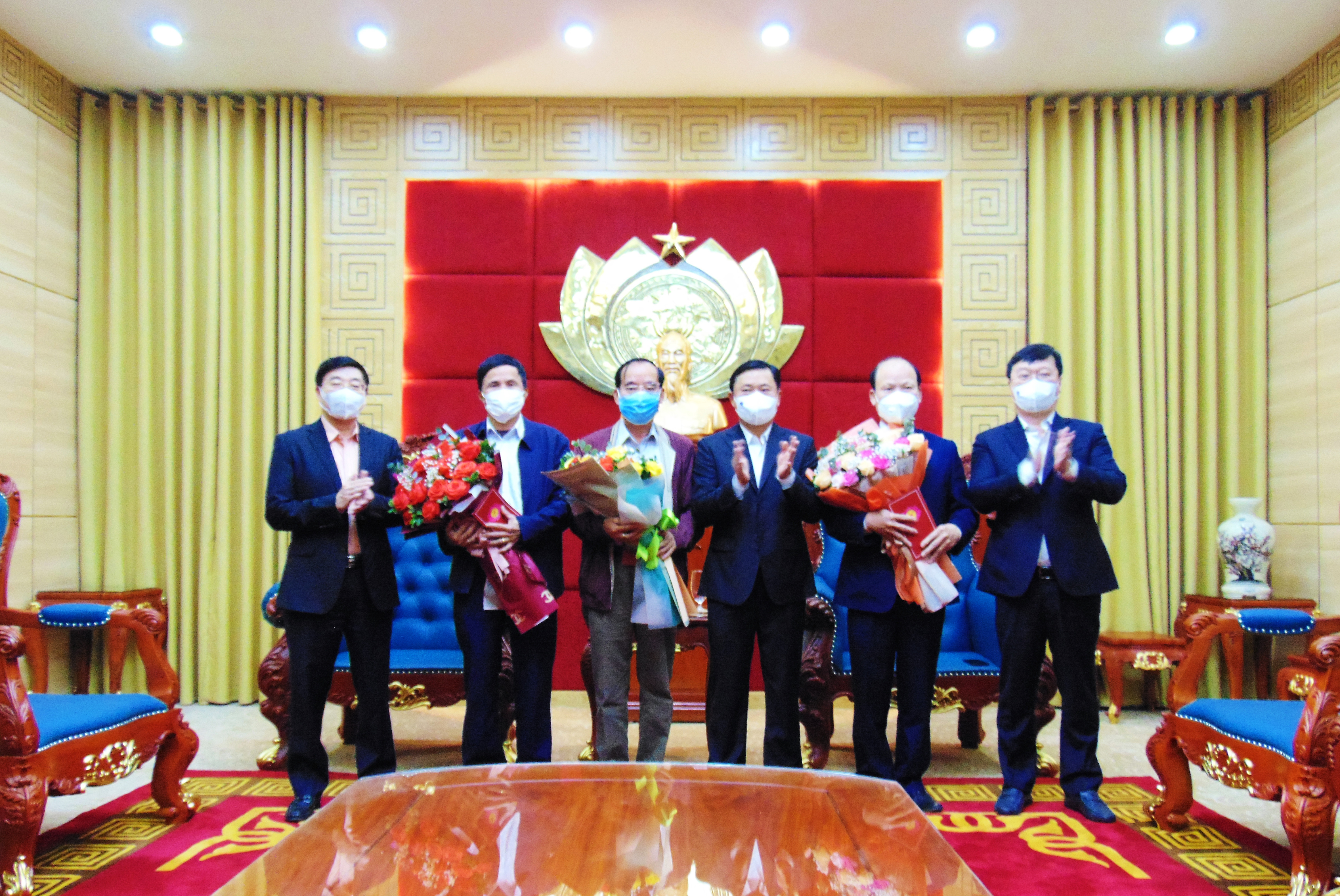 Thường trực Tỉnh ủy tặng hoa, chúc mừng các đồng chí được nghỉ hưu theo chế độ. Ảnh: Hồ Đức Ái