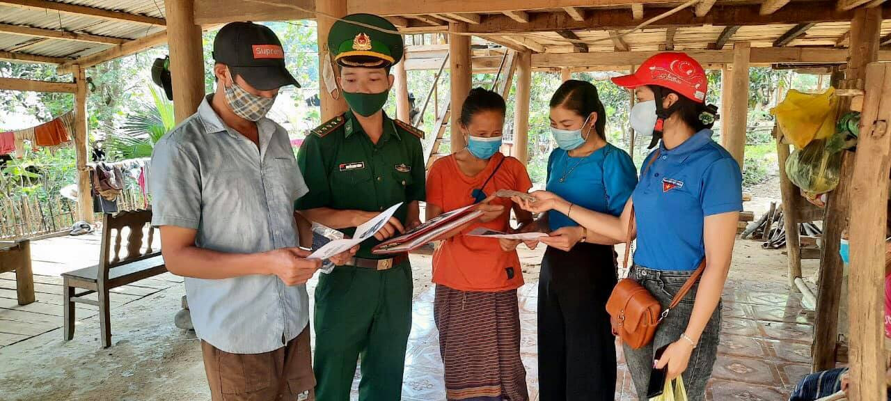 Cán bộ Đồn Biên phòng phối hợp với các ban ngành cấp ở Na Loi, Kỳ Sơn tuyên truyền lưu động và phát khẩu trang miễn phí cho người dân. Ảnh: KL
