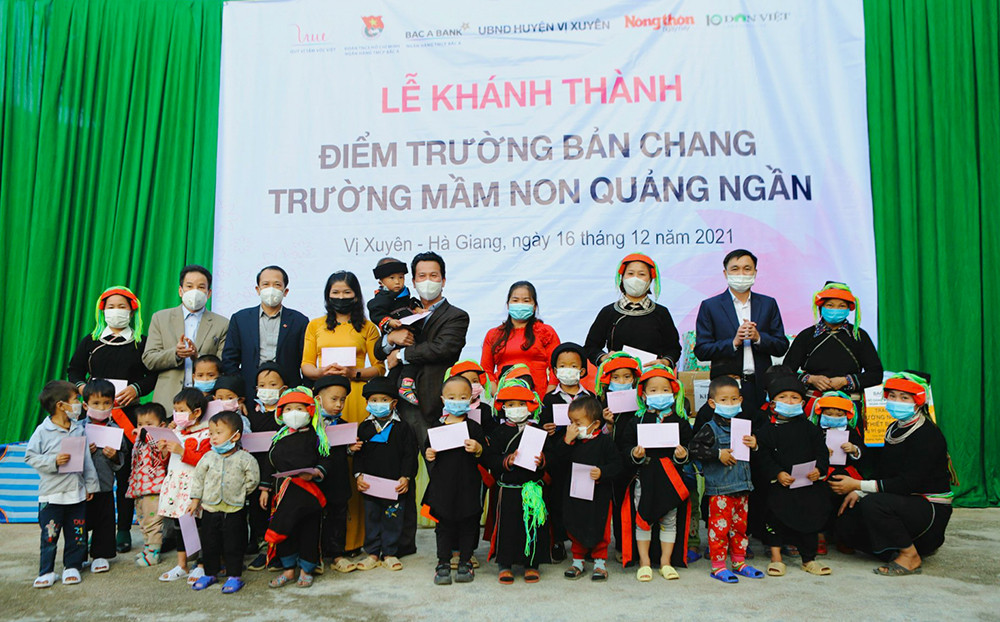 Ông Đặng Quốc Khánh, Bí thư Tỉnh ủy Hà Giang tặng quà cho các em học sinh nhân dịp dự lễ khánh thành. Ảnh: PV