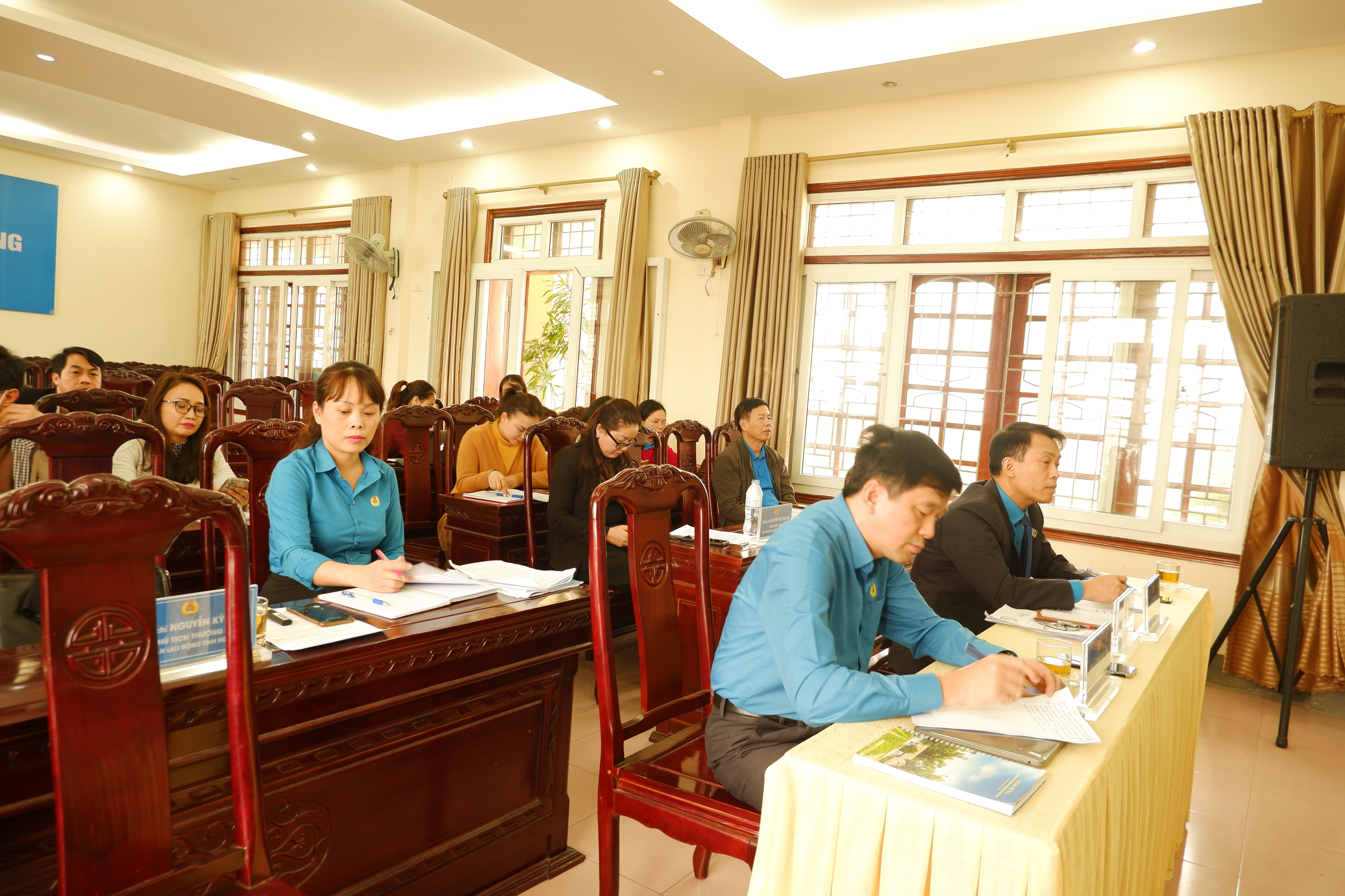 Chủ tịch LĐLĐ tỉnh ông Kha Văn Tám chủ trì hội nghị. Ảnh: D.T