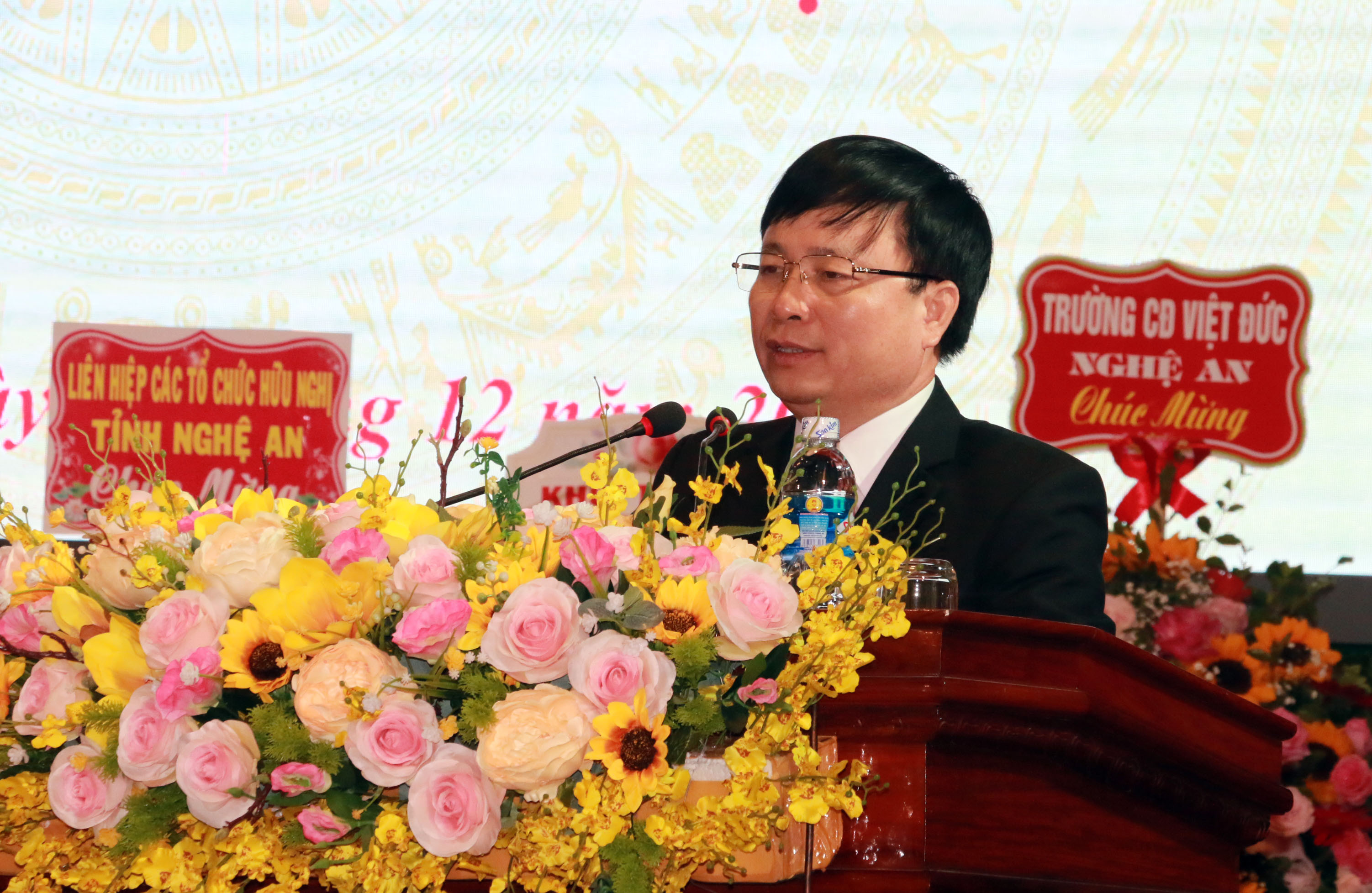 Phó Chủ tịch UBND tỉnh Bùi Đòng Long phát biểu giao nhiệm vụ cho tân Hiệu trưởng Trần Anh Tư. Ảnh: MH