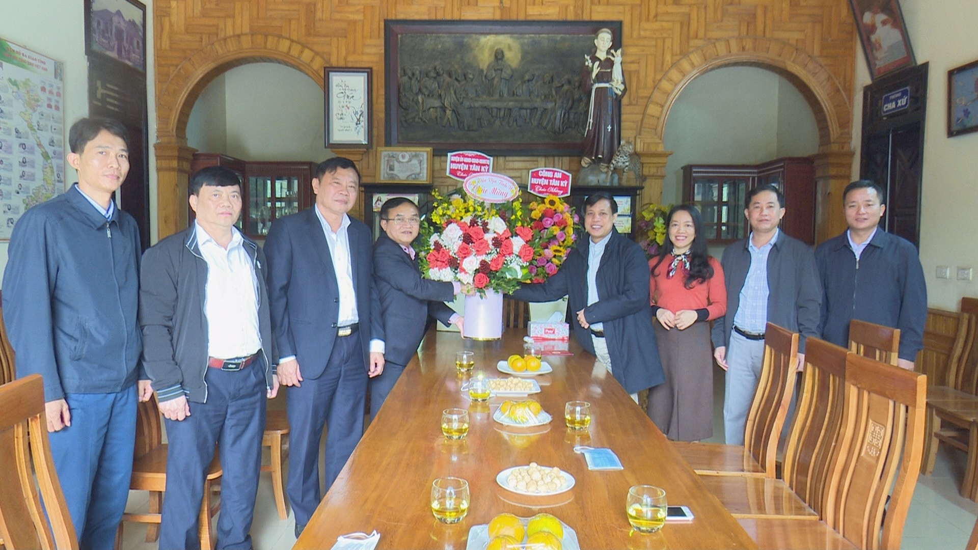  Trưởng Ban Dân vận Tỉnh ủy và lãnh đạo huyện Tân kỳ tặng hoa chúc mừng linh mục giáo xứ Làng Rào