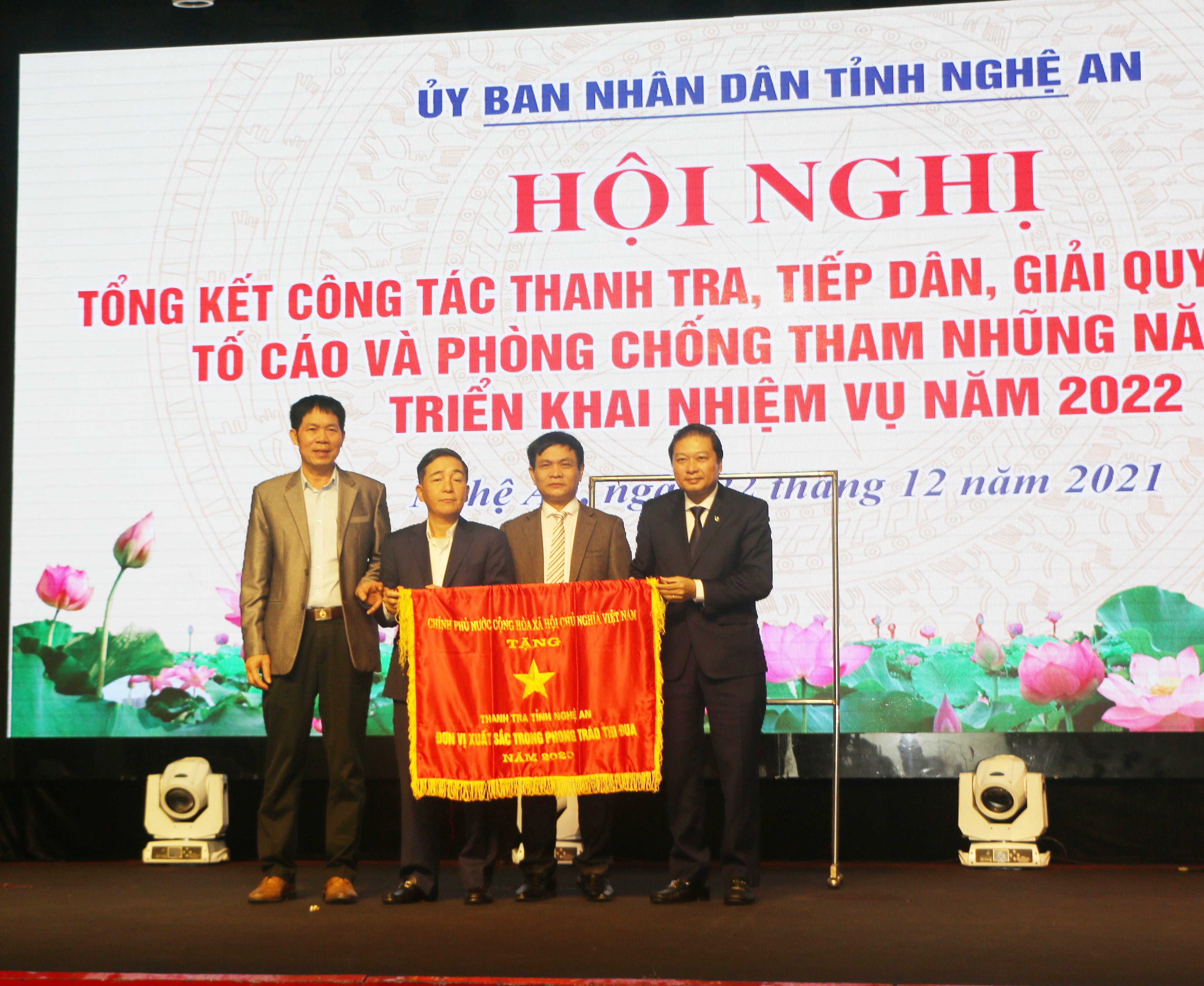 Phó Chủ tịch UBND tỉnh đã trao cờ thi đua của Chính phủ cho Thanh tra tỉnh Nghệ An đã hoàn thành xuất sắc nhiệm vụ và dẫn đầu phong trào thi đua 