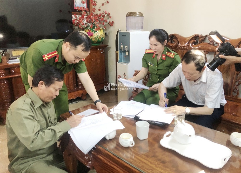 Cơ quan công an tiến hành khám xét nơi ở của ông Lương Thanh Hải- Nguyên Trưởng ban Dân tộc tỉnh. Ảnh tư liệu; Thùy Anh