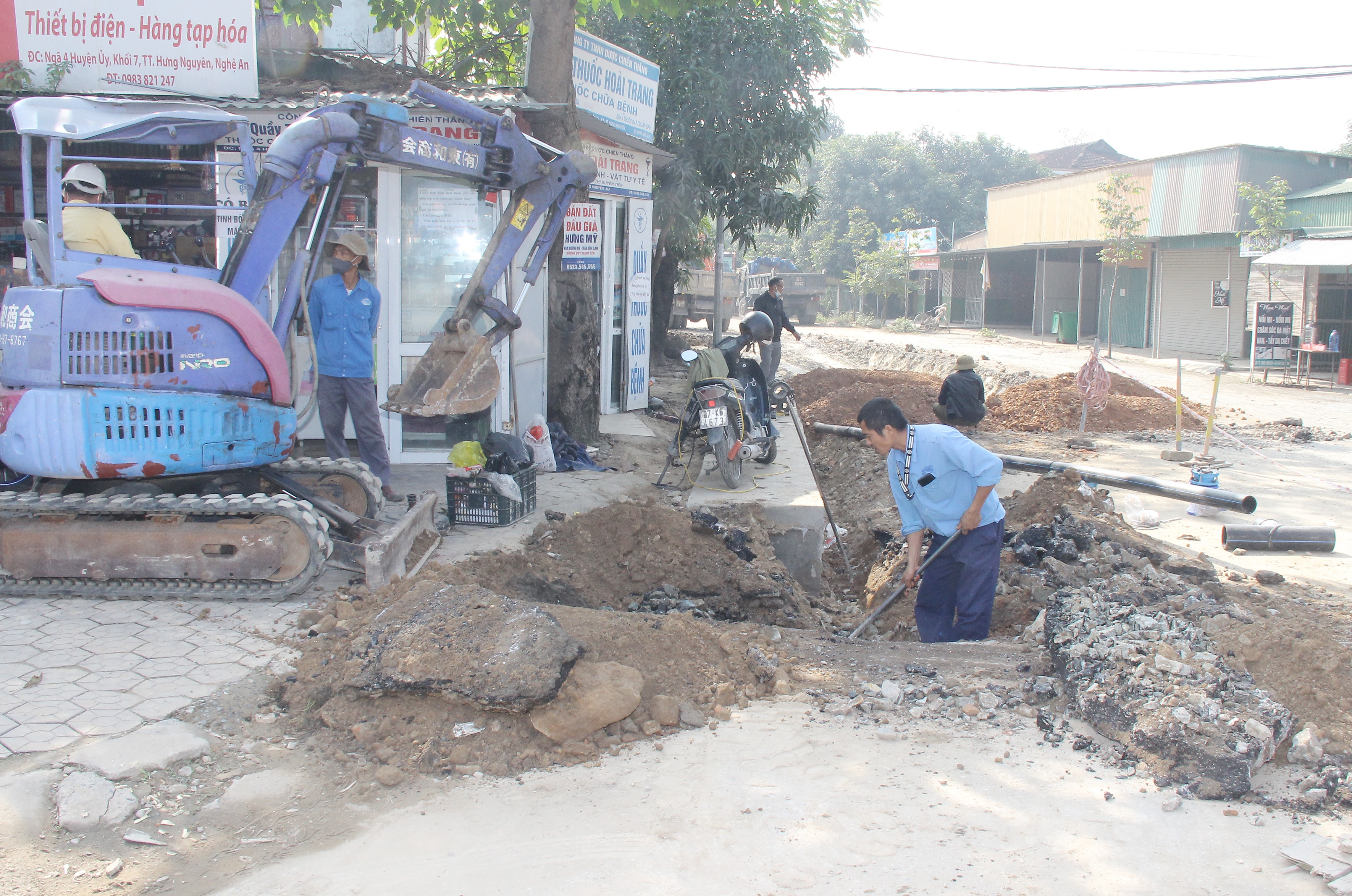 Chỉnh trang vỉa hè và hệ thống thoát nước trên một tuyến đường thị trấn. Ảnh: Mai Hoa