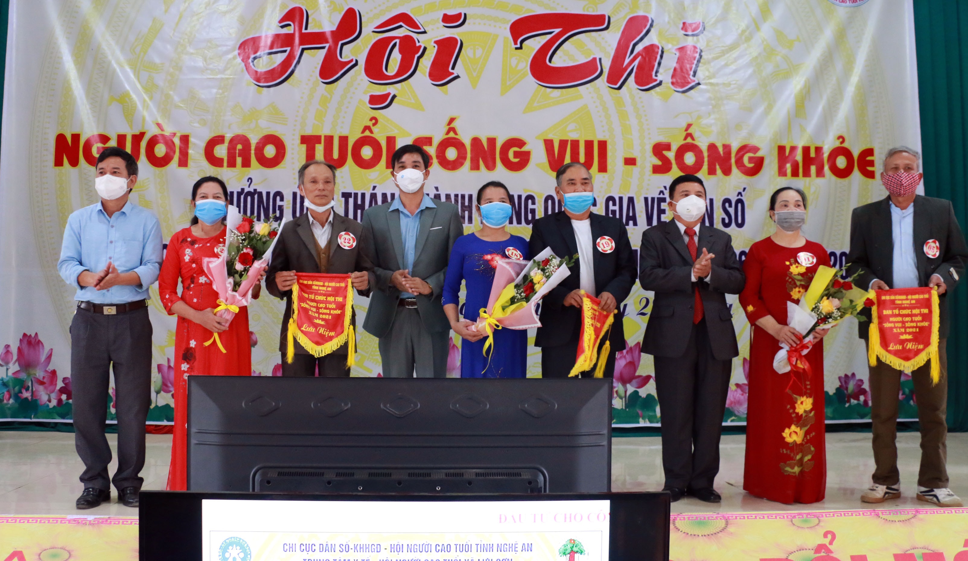 Ban tổ chức trao cờ cho các đội thi. Ảnh: MH