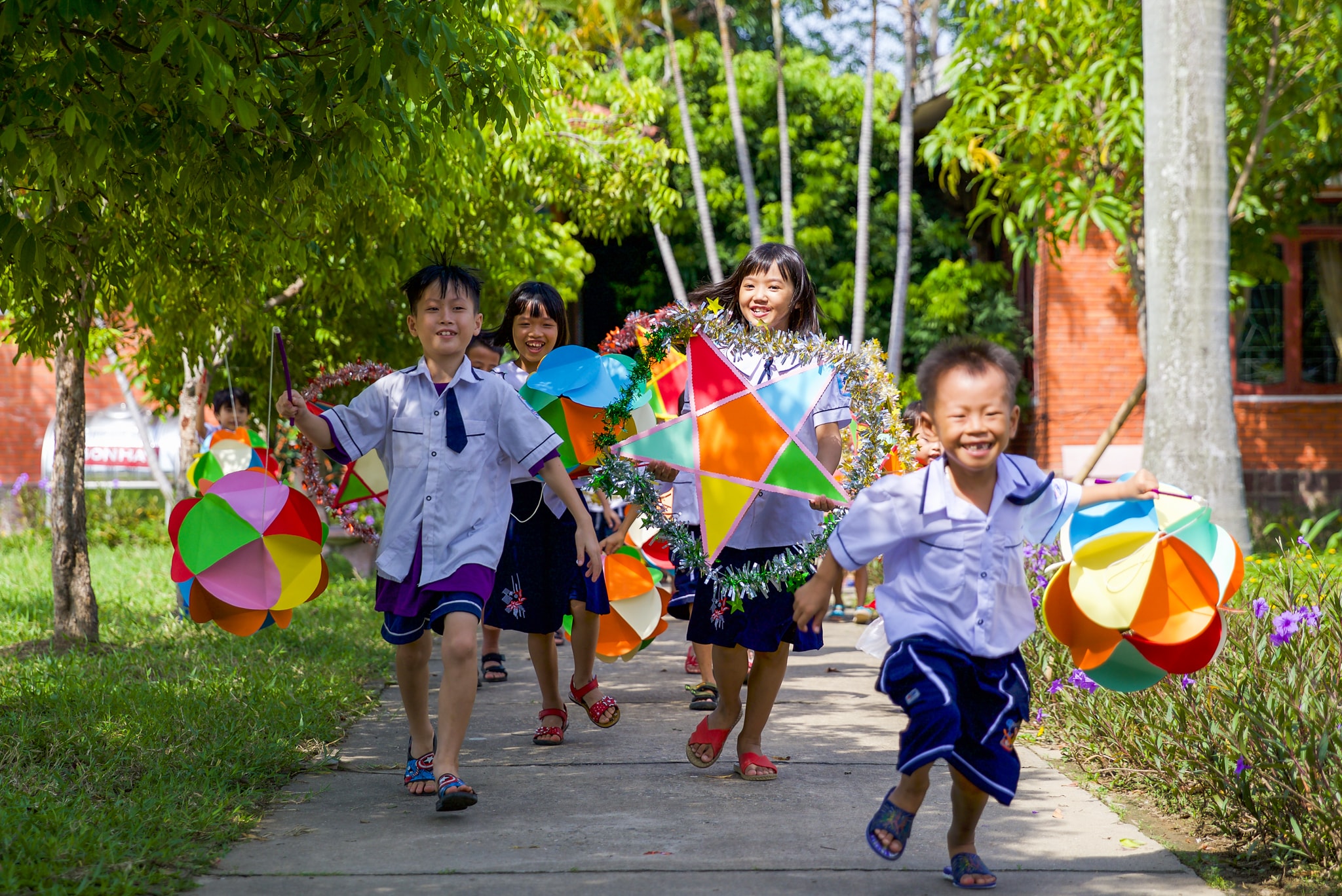 Các em nhỏ của Làng trẻ SOS Vinh vui Tết Trung thu. Ảnh Đức Anh