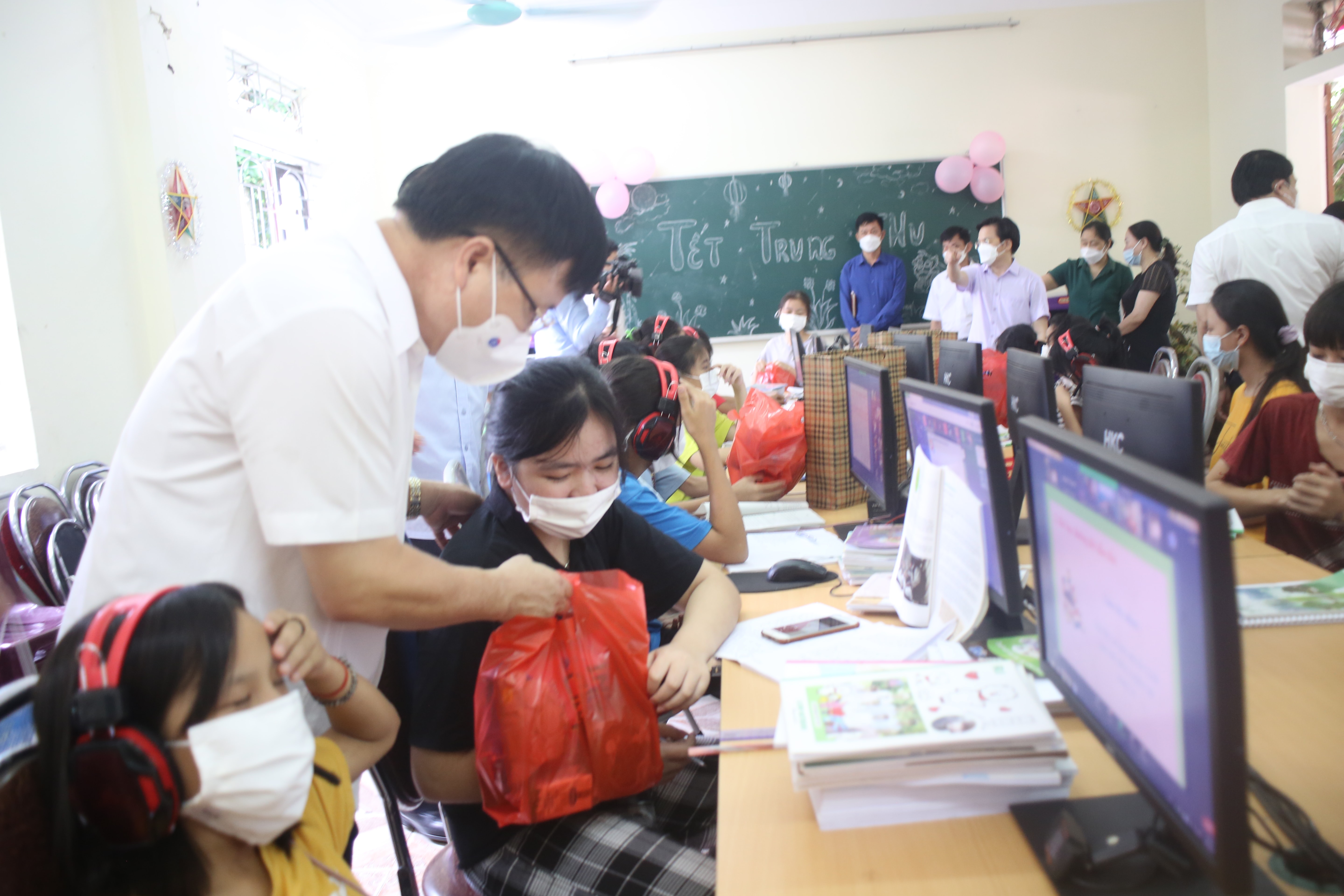Phó Chủ tịch UBND tỉnh Bùi Đình Long kiểm tra chất lượng thíet bị học trực tuyến tại Trung tâm công tác xã hội tỉnh. Ảnh: Thanh Nga