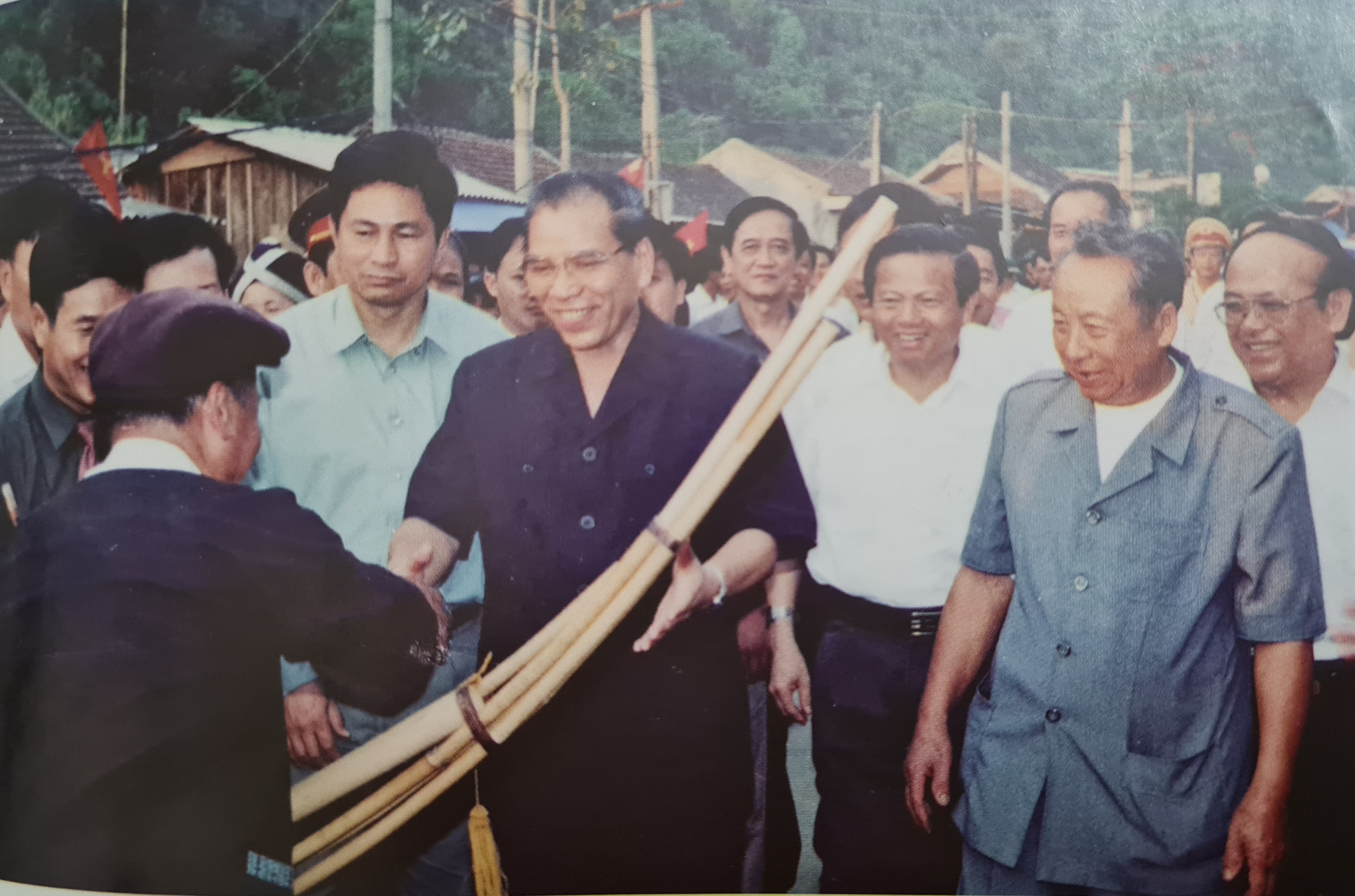 Tổng Bí thư Nông Đức Mạnh thăm và làm việc tại huyện Kỳ Sơn năm 2005. Ảnh tư liệu