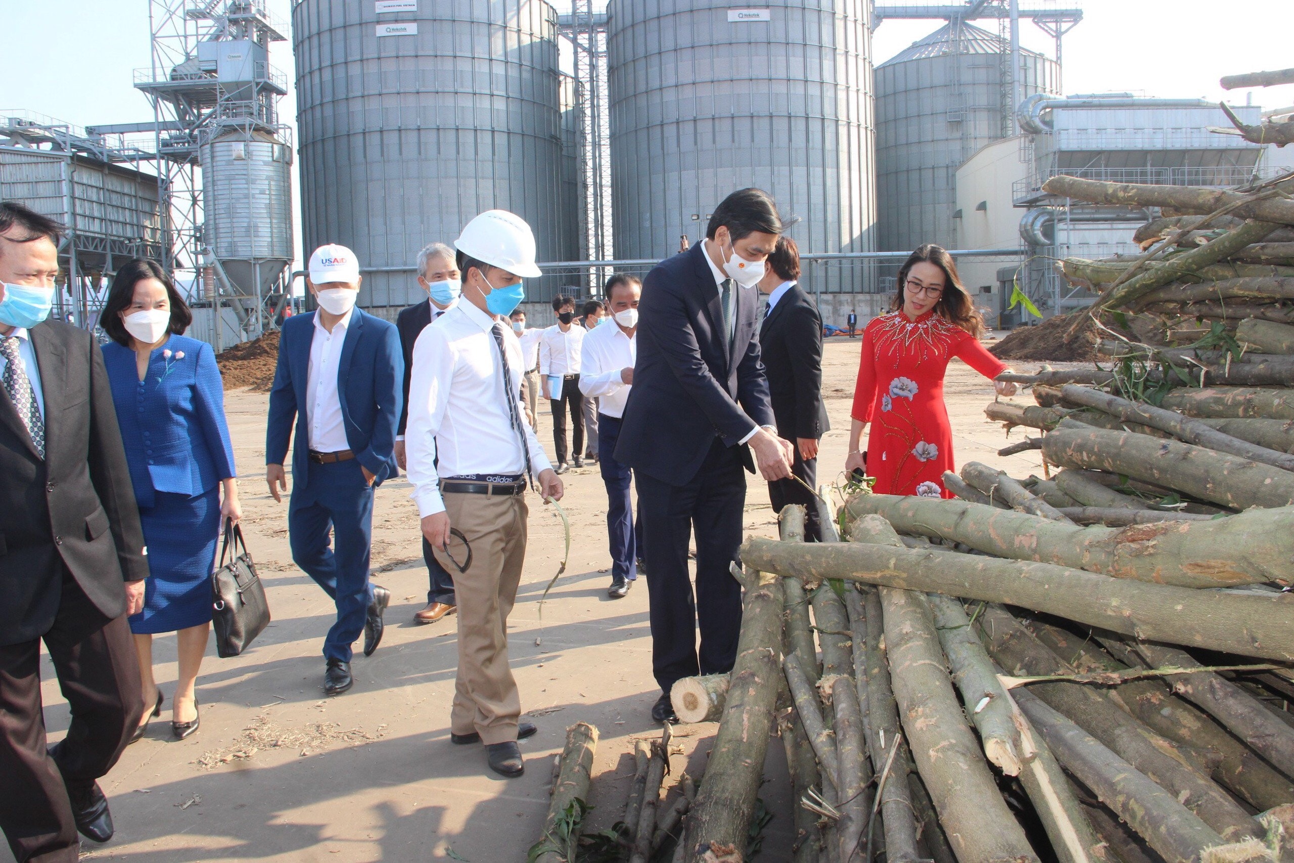 Đồng chí Hoàng Nghĩa Hiếu - Phó Chủ tịch UBND tỉnh thăm nhà máy sản xuất viên nén sinh khối Biomass Fuel Việt Nam tại KCN V.Ship Hưng Nguyên. Ảnh: Tư liệu