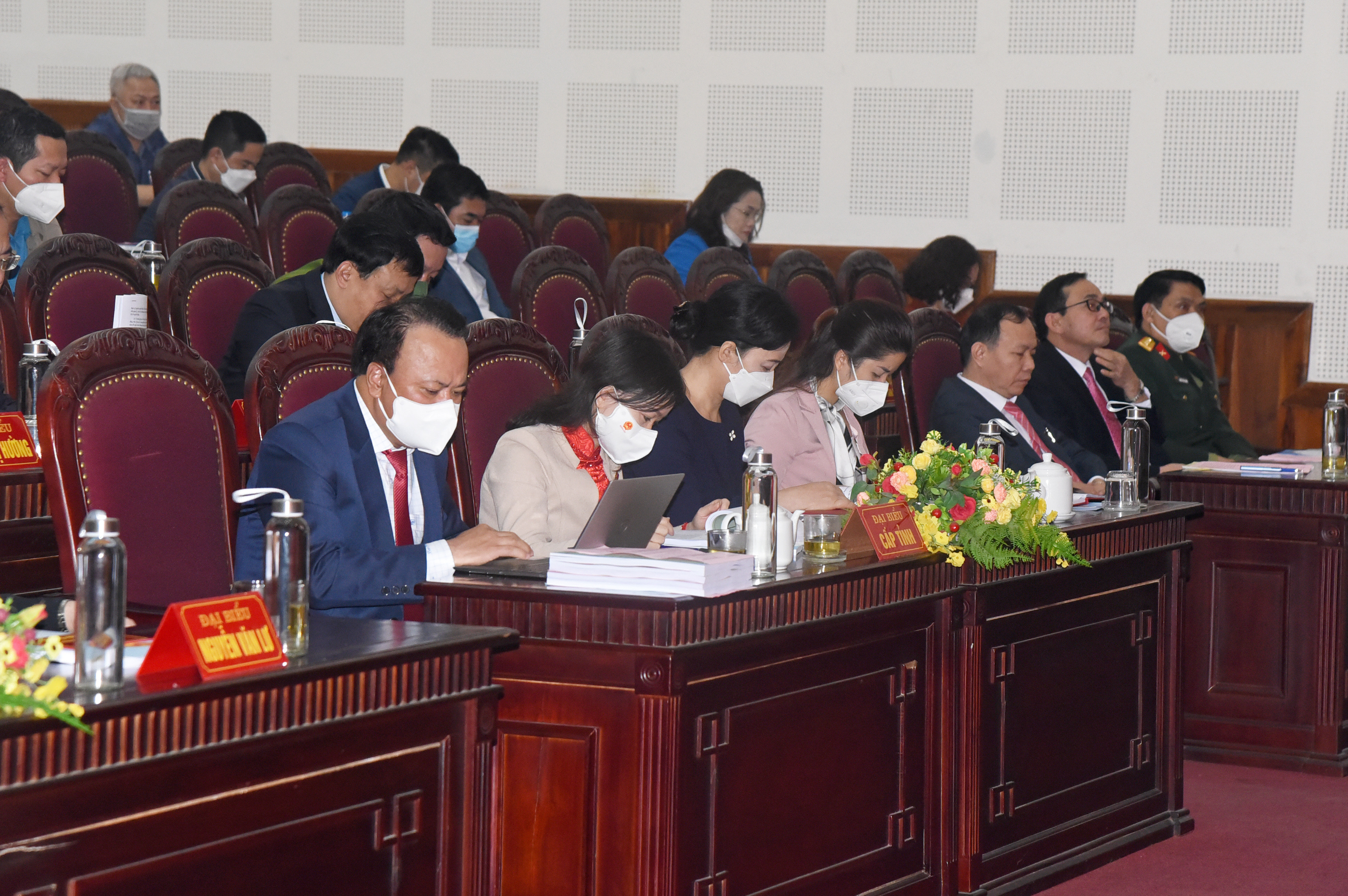 Các đại biểu cấp tỉnh tham dự kỳ họp cuối năm của HĐND thành phố Vinh. Ảnh: TG