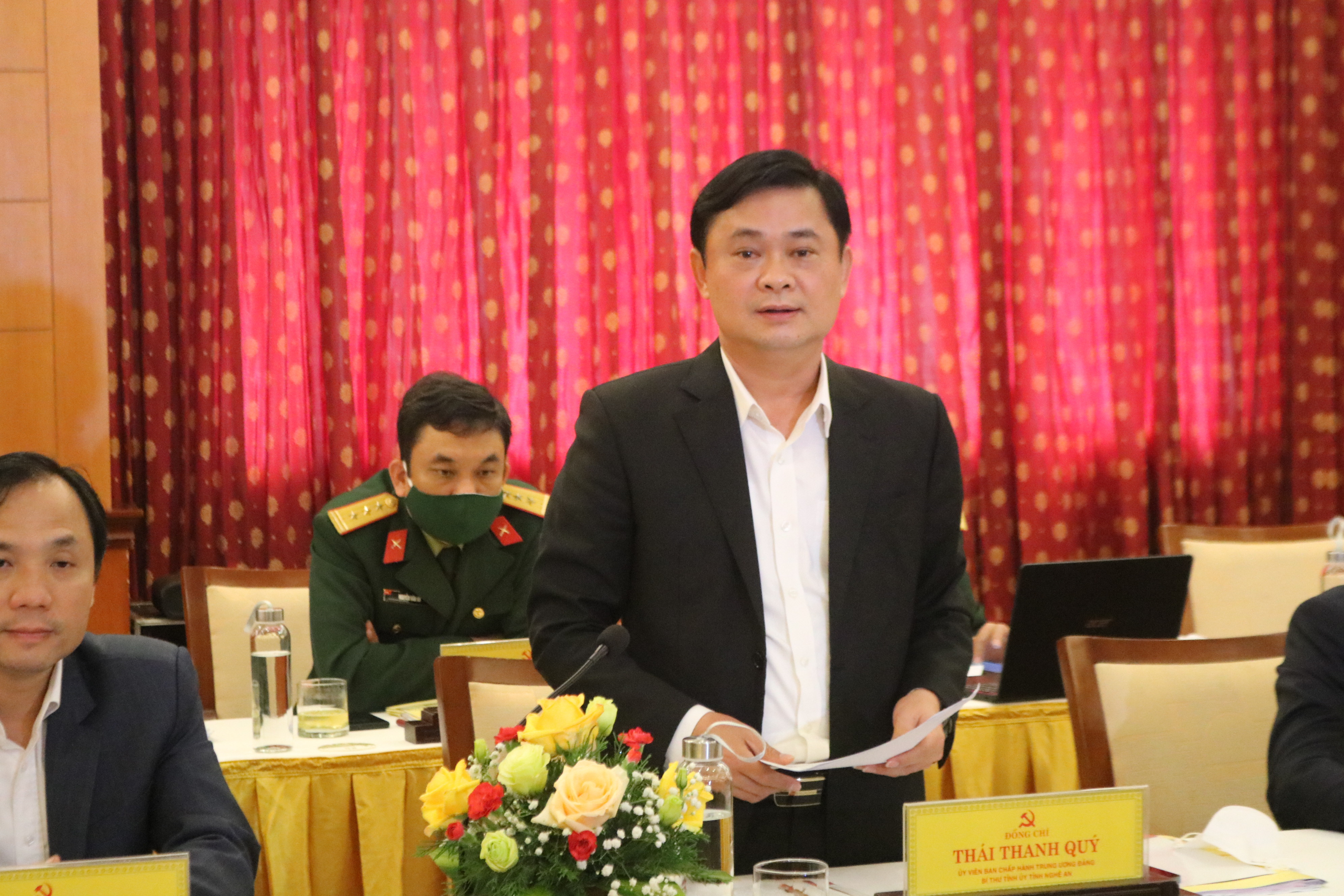 Đồng chí Thái Thanh Quý, Ủy viên Ban Chấp hành Trung ương Đảng, Bí thư Tỉnh ủy, Chủ tịch HĐND tỉnh Nghệ An phát biểu tại hội nghị