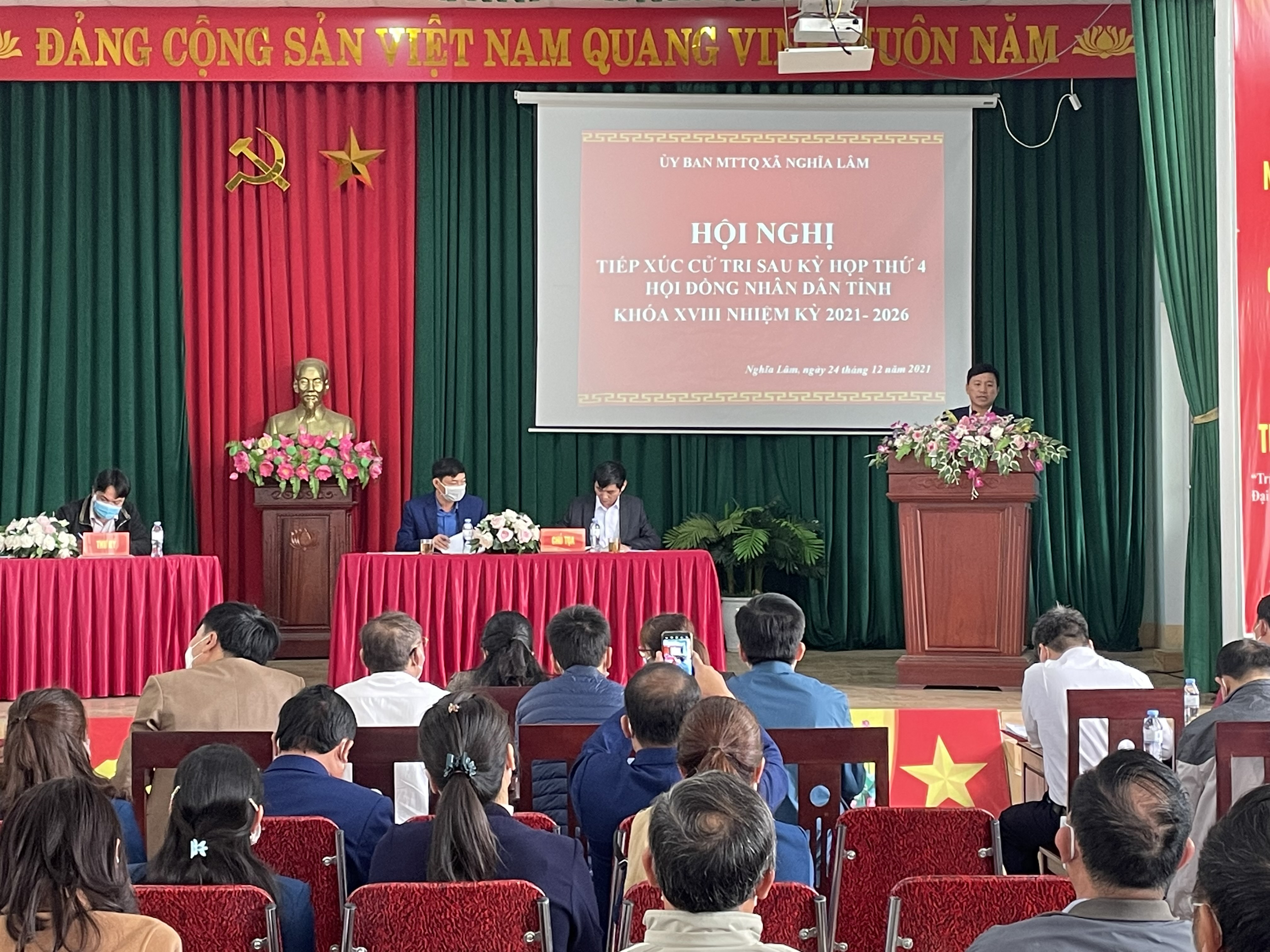  Đoàn đại biểu gồm các ông, bà: Hoàng Phú Hiền, Tỉnh ủy viên- Giám đốc Sở GTVT Nghệ An; Hoàng Thị Thu Trang – Tỉnh ủy viên - Bí thư huyện ủy, Chủ tịch HĐND huyện Nghĩa Đàn và bà Hà Thị Phương Thảo- Chủ tịch Hội nông dân xã Nghĩa Hưng.