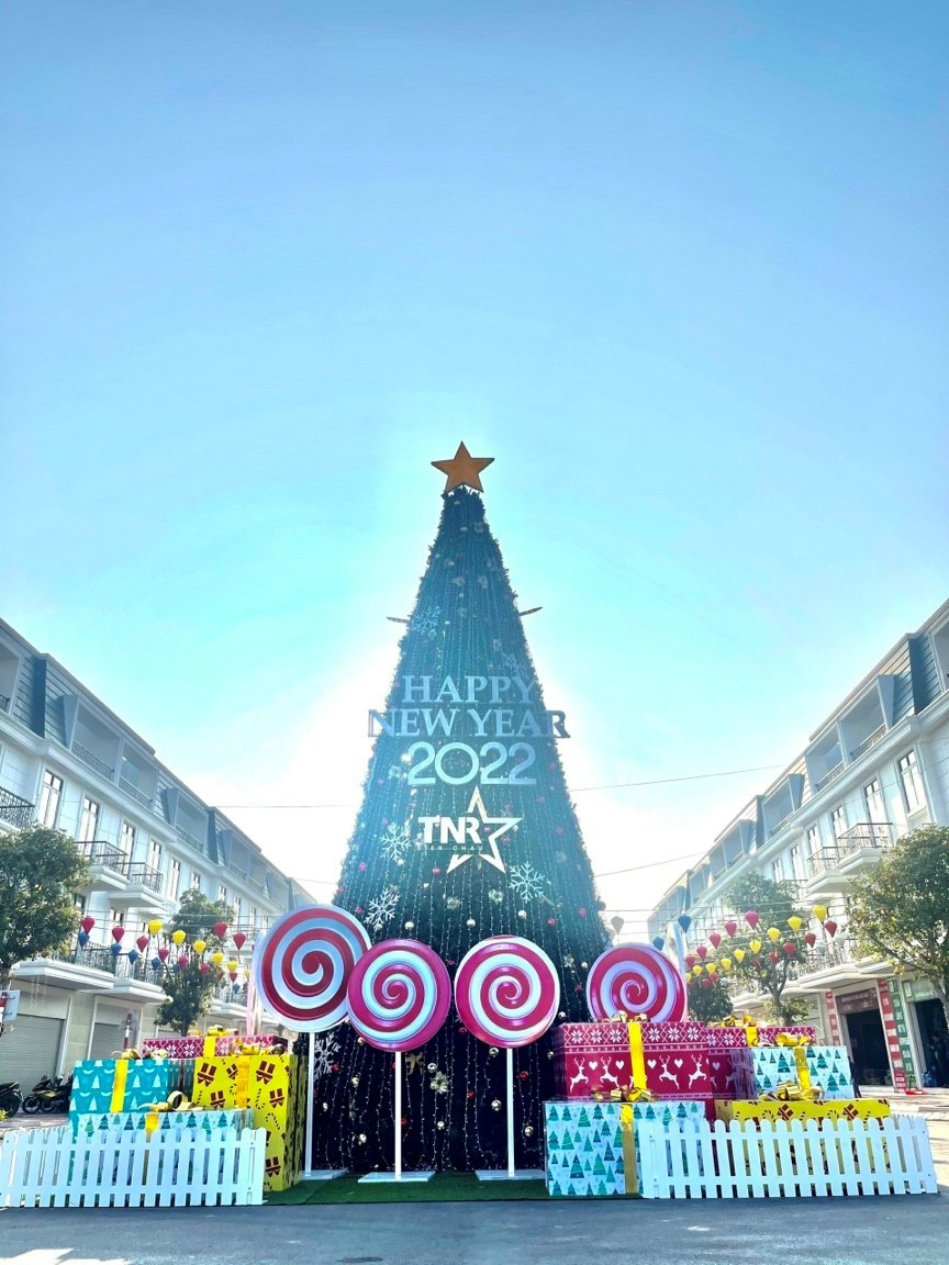 Không hề “kém cạnh” những khu đô thị lớn trên toàn quốc, năm nay TNR Stars Diễn Châu (Nghệ An) mang đến cho cư dân tại dự án và người dân địa phương một không khí Giáng sinh rực rỡ sắc màu, với cây thông Noel “khổng lồ” tương đương tòa nhà 5 tầng tại dự án.   