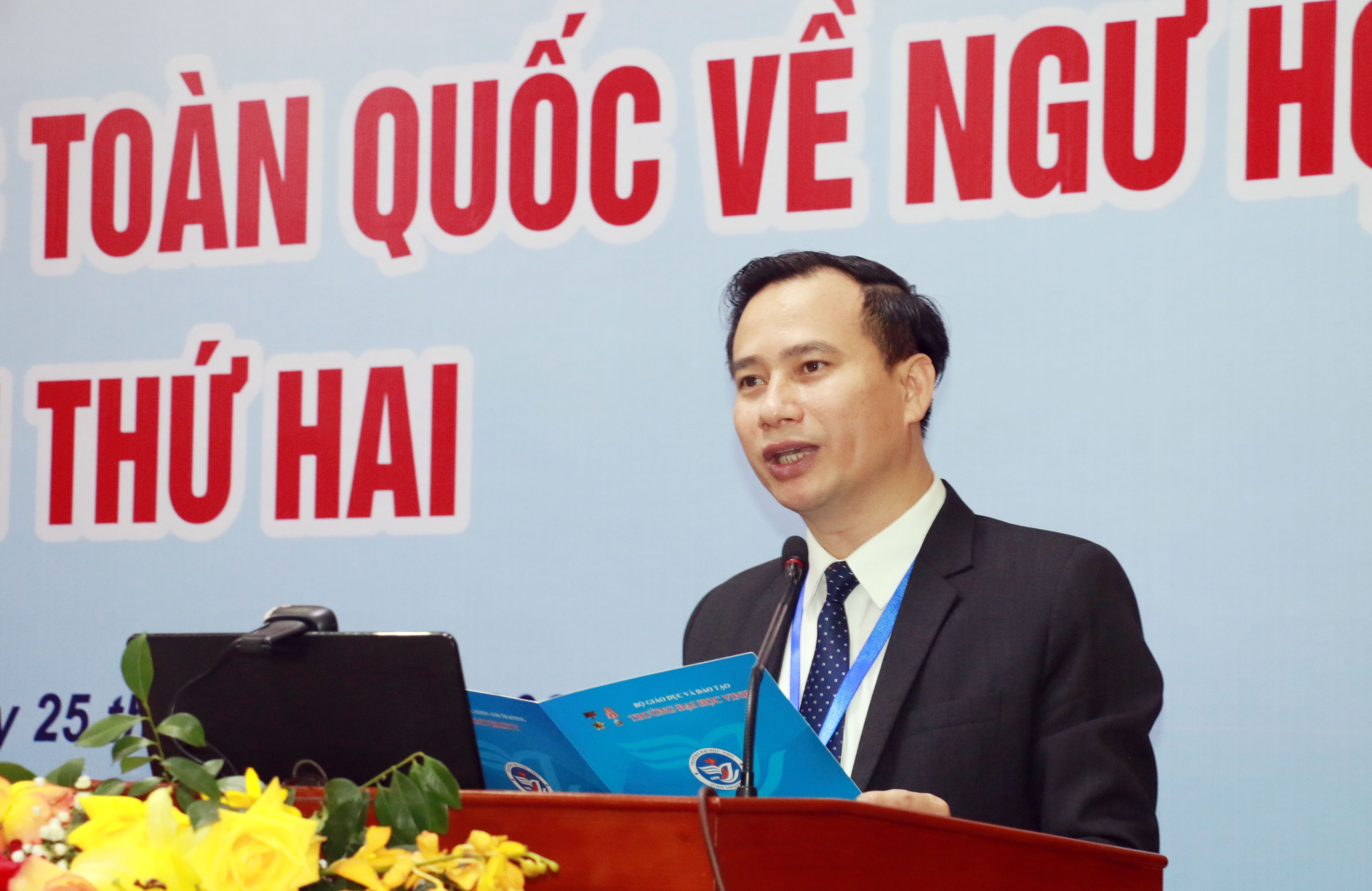 GS.TS Nguyễn Huy Bằng - Hiệu trưởng - Chủ tịch Hội đồng KH và ĐT Trường Đại học Vinh phát biểu khai mạc hội nghị. Ảnh: MH