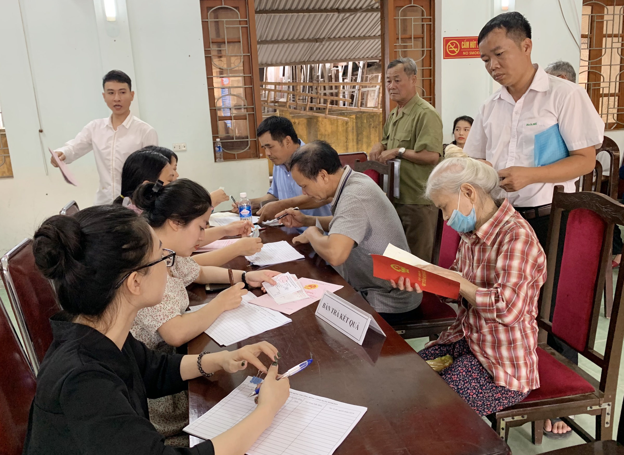 “Ngày thứ Bảy vì dân” của Chi nhánh Văn phòng Đăng ký đất đai TP. Vinh  trực tiếp xuống cơ sở giúp người dân giải quyết thủ tục hồ sơ đất. Ảnh: Mai Hoa