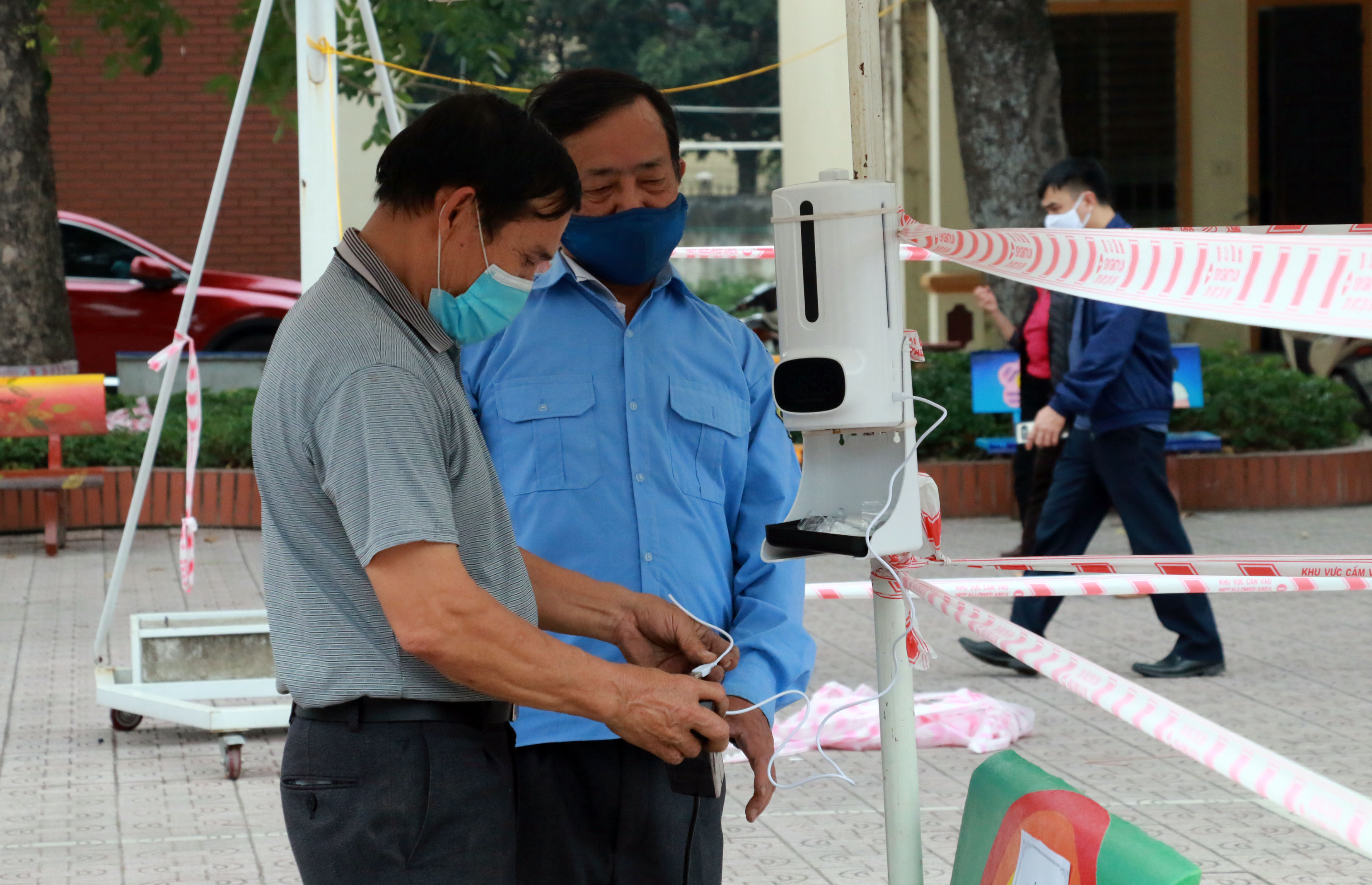 Nhiều trường học đã chuẩn bị máy đo thân nhiệt và rửa tay sát khuẩn tự động để kiểm tra sức khỏe cho học sinh tới trường. Thành phố Vinh cũng là địa phương cuối cùng ở Nghệ An tổ chức dạy học trực tiếp cho học sinh tiểu học và học sinh khối 6,7.8. Trước đó gần 1 tháng, thành phố đã tổ chức cho học sinh khối 9 đi học. Hiện về cơ bản, học sinh từ khối 7 trở lên của toàn thành phố đã hoàn thành tiêm chủng đợt 1. Ảnh: MH