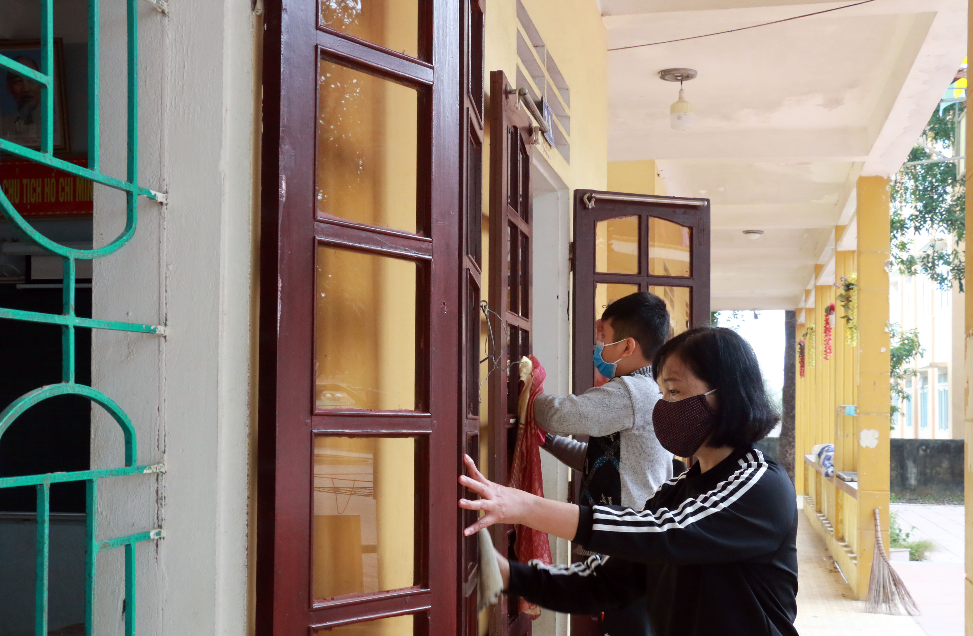 Cô giáo Doãn Thị Hồng - giáo viên Trường Tiểu học Nghi Đức và các học sinh đang khẩn trương dọn dẹp trường lớp để ngày mai đi học. Ảnh: MH