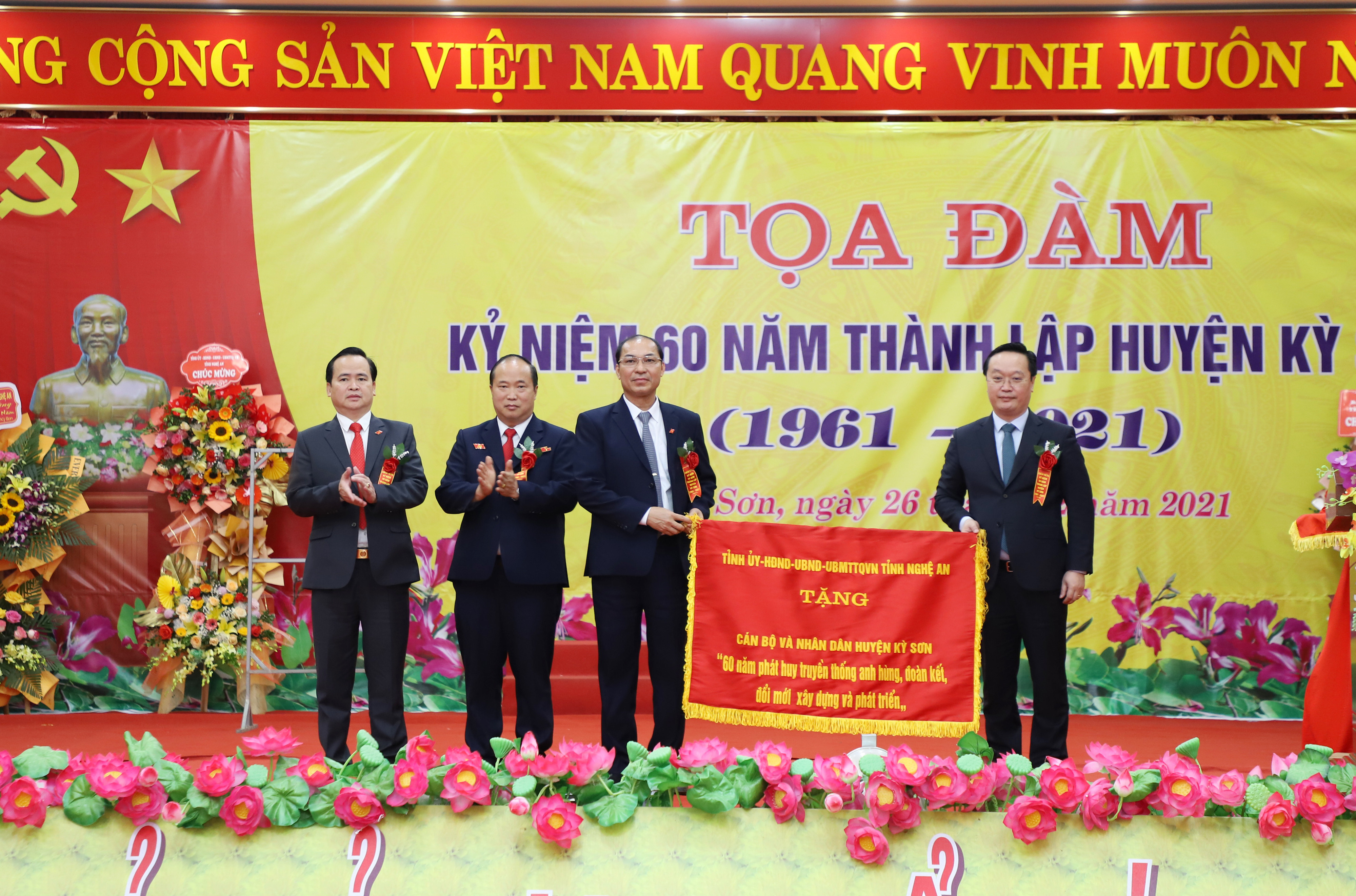 Đồng chí Nguyễn Đức Trung - Chủ tịch UBND tỉnh trao Bức trước của tặng cho huyện Kỳ Sơn. Ảnh: Phạm Bằng